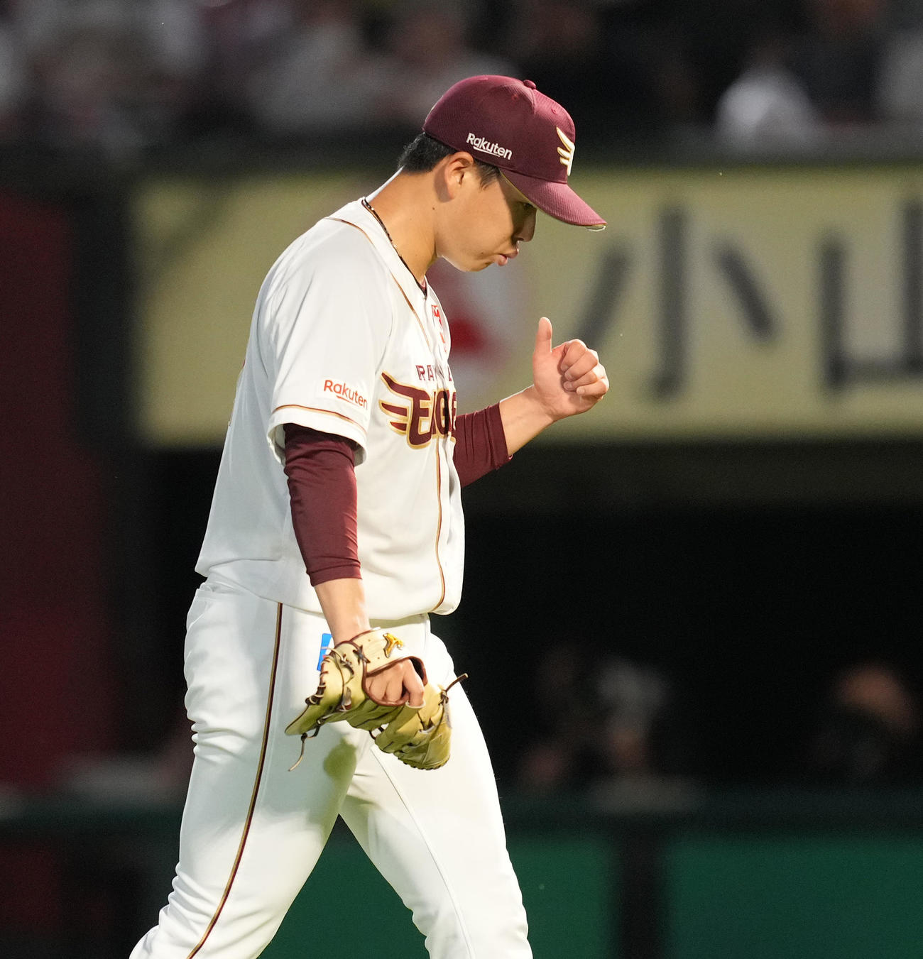 楽天対巨人　5回表巨人1死一塁、増田を併殺打に仕留め、親指を立てる藤井（撮影・菅敏）