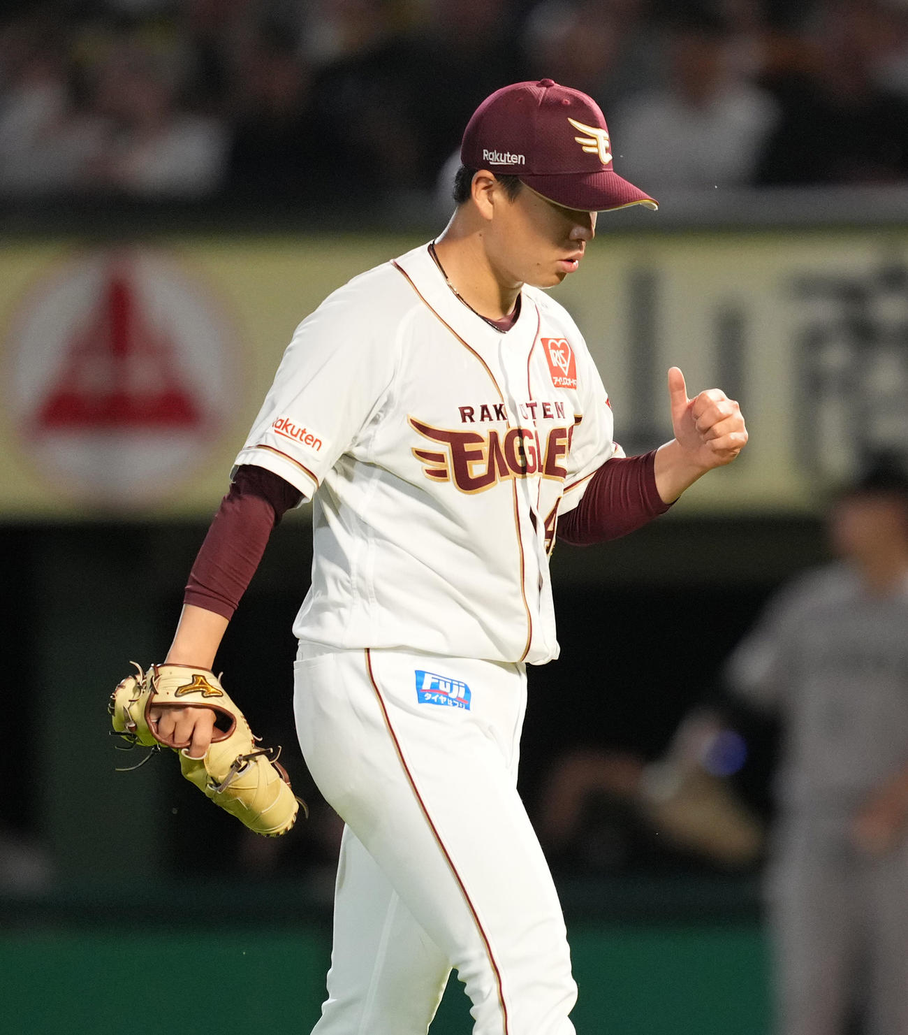 楽天対巨人　5回表巨人1死一塁、増田を併殺打に仕留め、親指を立てる藤井（撮影・菅敏）