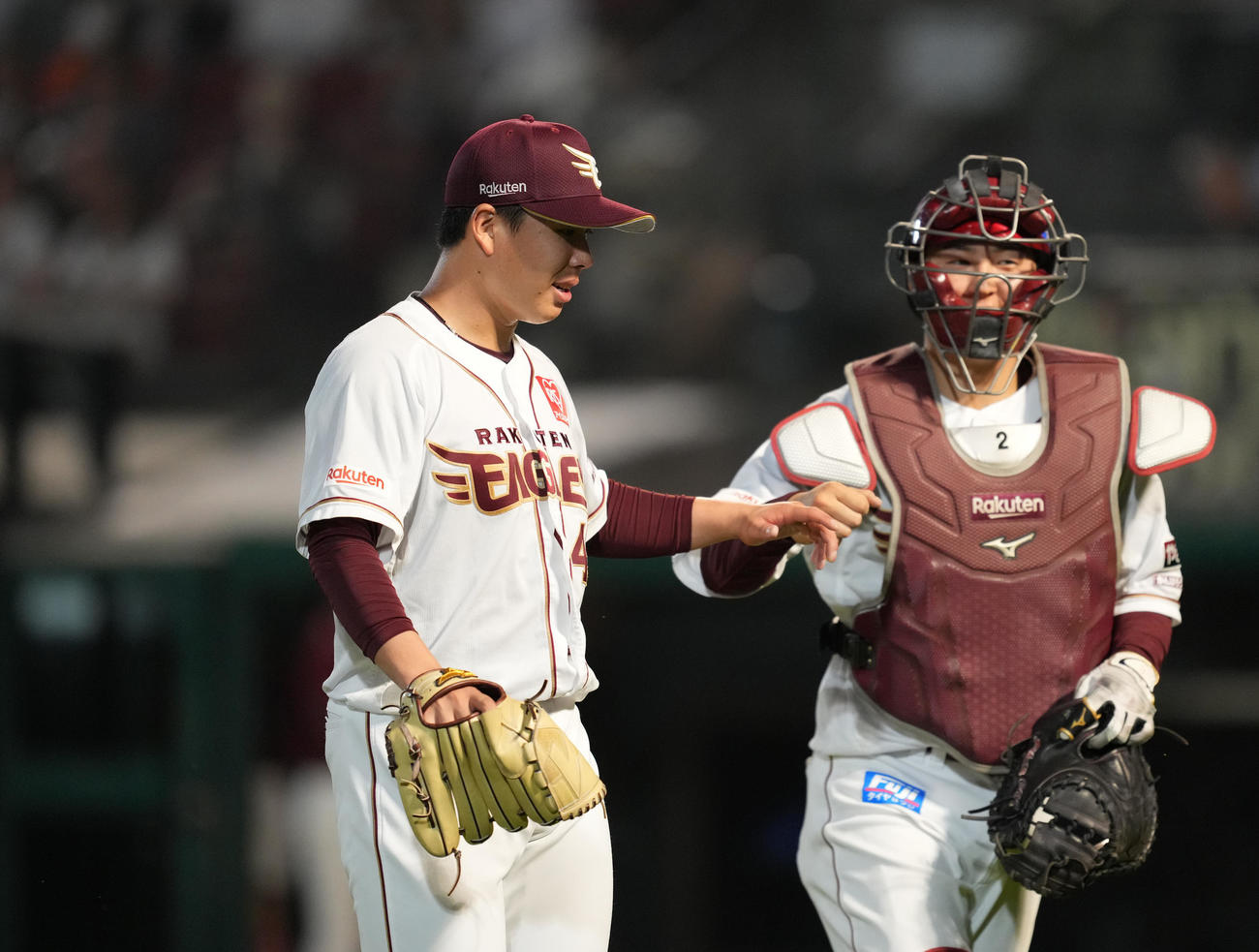 楽天対巨人　5回の投球を終え、捕手太田（右）とタッチをする藤井（撮影・菅敏）