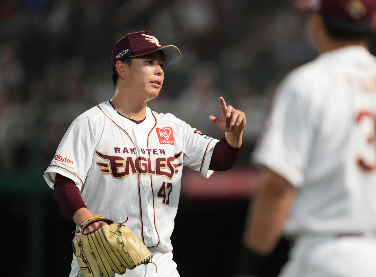 楽天対巨人　5回の投球を終え、ナインに迎えられる藤井（撮影・菅敏）