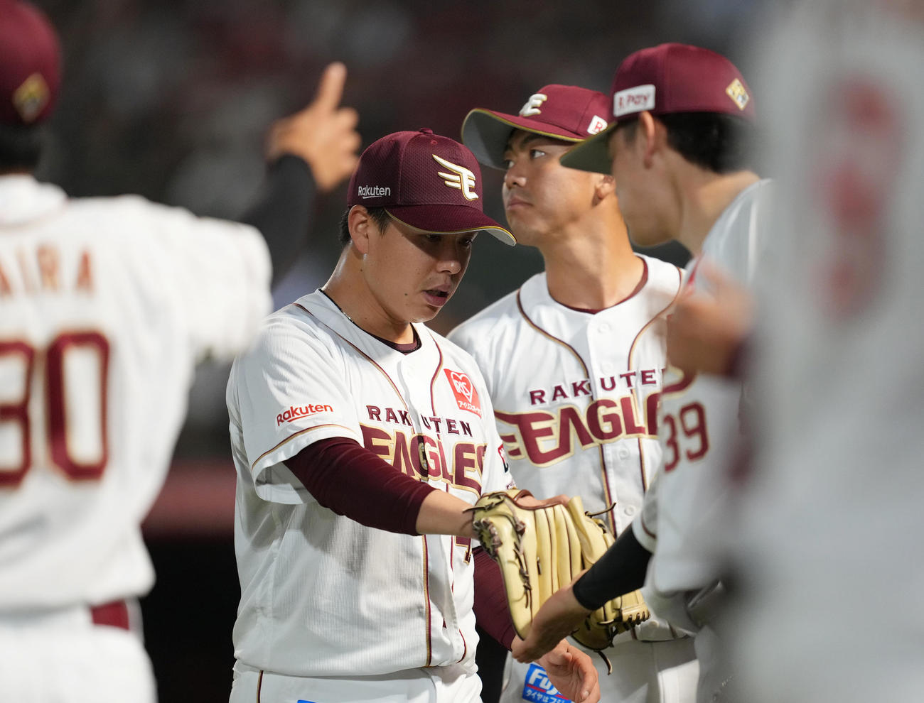 楽天対巨人　5回の投球を終え、ナインに迎えられる藤井（中央）（撮影・菅敏）
