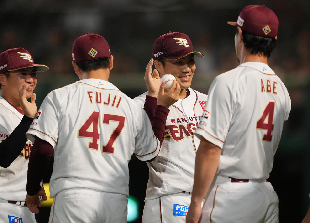 楽天対巨人　巨人に勝利し、最後を締めくくっ楽天則本（左から3人目）は、勝利投手の藤井（左から2人目）にウイニングボールを手渡す（撮影・菅敏）