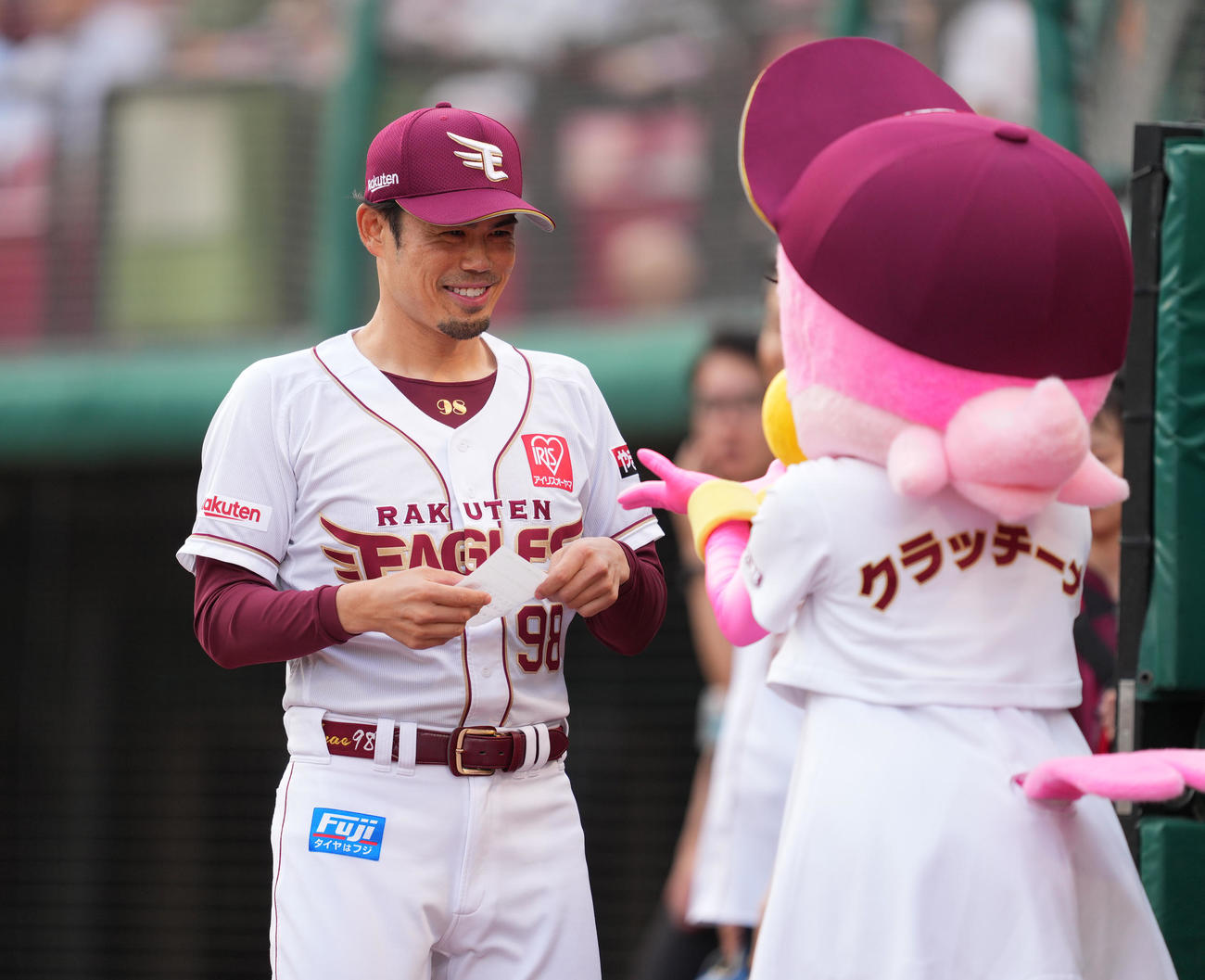 楽天対巨人　試合前、メンバー表の交換をし、笑顔でベンチに戻る楽天今江監督（撮影・菅敏）