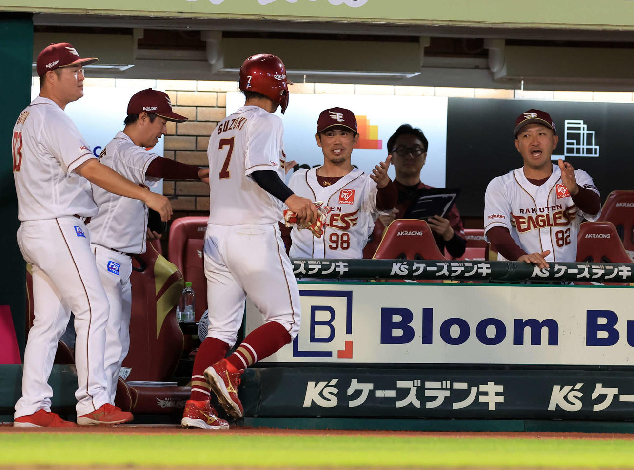 楽天対巨人　4回裏楽天2死一、三塁、フランコの先制適時打で生還した鈴木大（手前）を笑顔で迎える今江監督（中央）（撮影・浅見桂子）