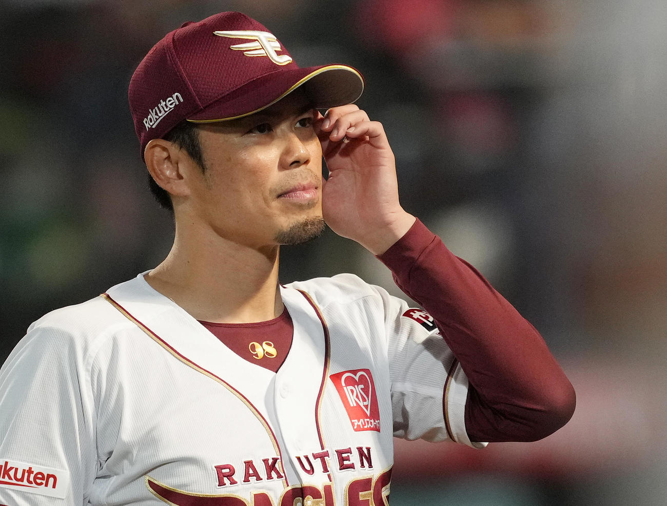 楽天対巨人　7回、交代を球審に告げ、渋い表情でベンチに戻る楽天今江監督（撮影・菅敏）