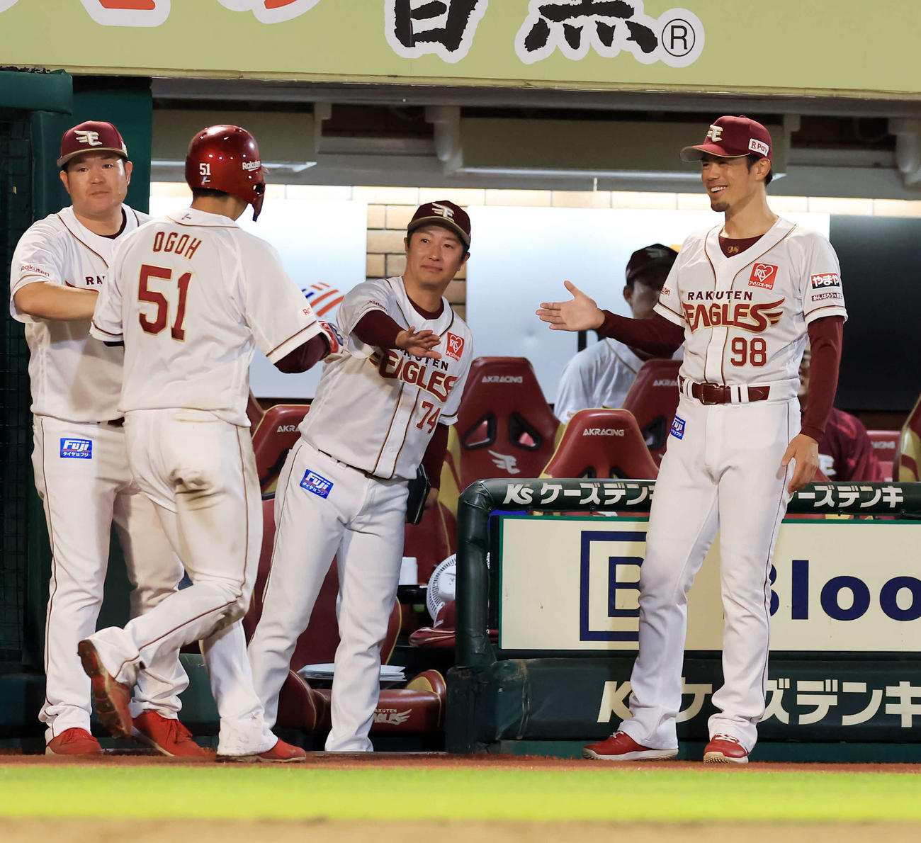 楽天対巨人　7回裏楽天2死満塁、渡辺佳が押し出し四球を選び、生還した小郷（左）を笑顔で迎える今江監督（右）（撮影・浅見桂子）