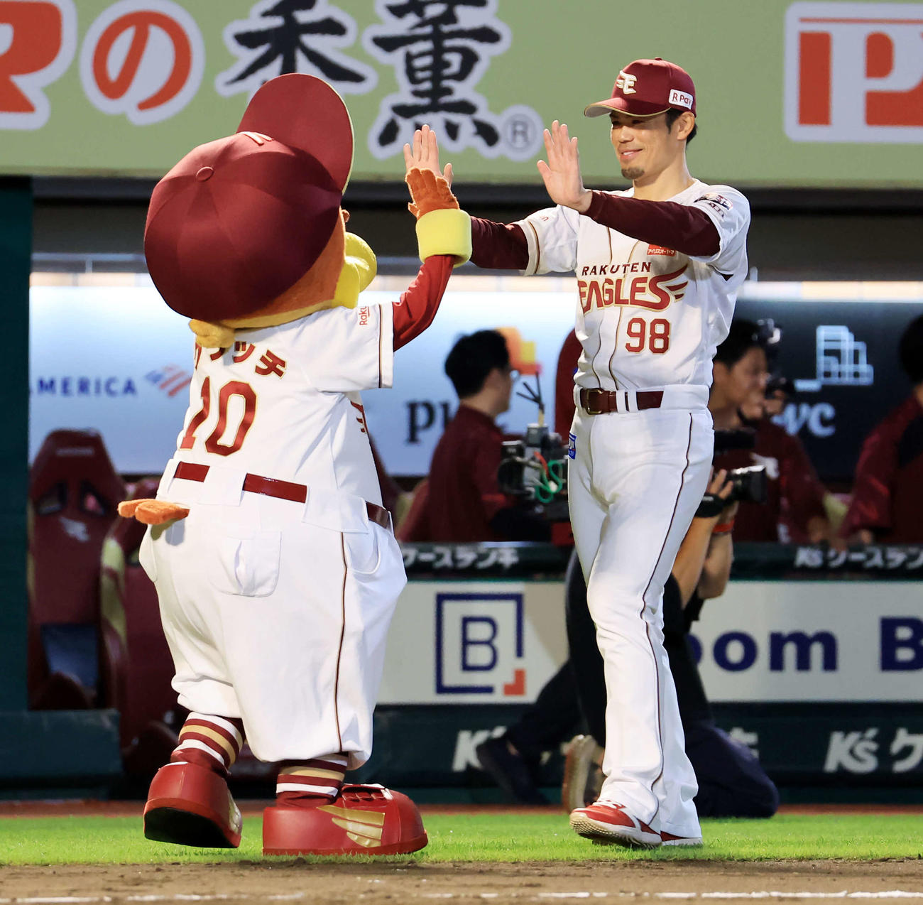 楽天対巨人　連勝で笑顔でクラッチとハイタッチする楽天今江監督（撮影・浅見桂子）