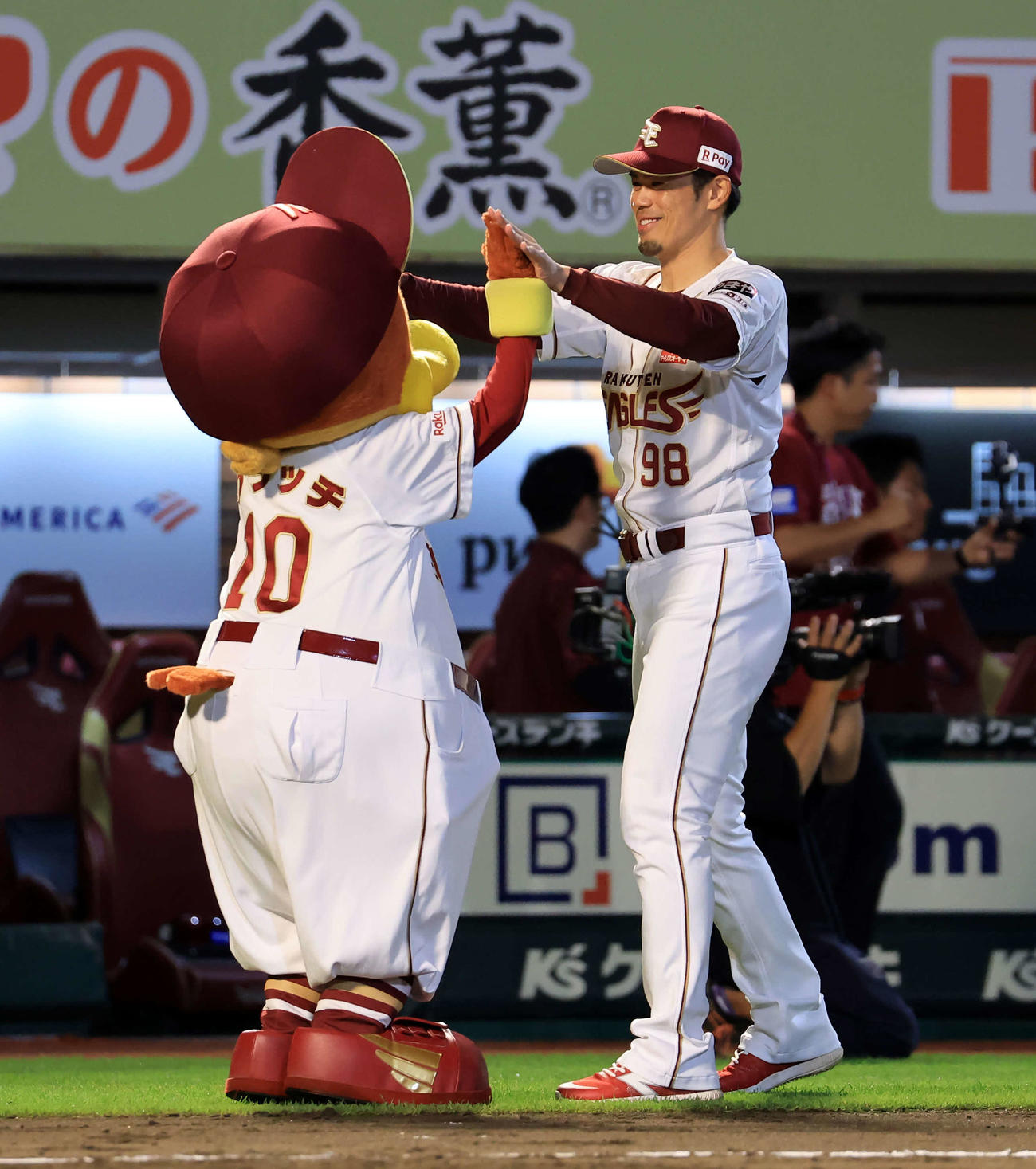 楽天対巨人　連勝で笑顔でクラッチとハイタッチする楽天今江監督（撮影・浅見桂子）
