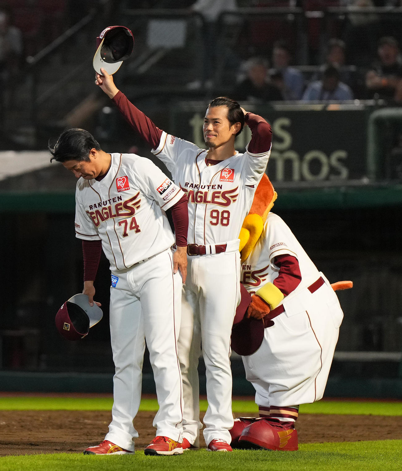 楽天対巨人　巨人に勝利し、ファンの歓声に応える楽天今江監督（右）（撮影・菅敏）