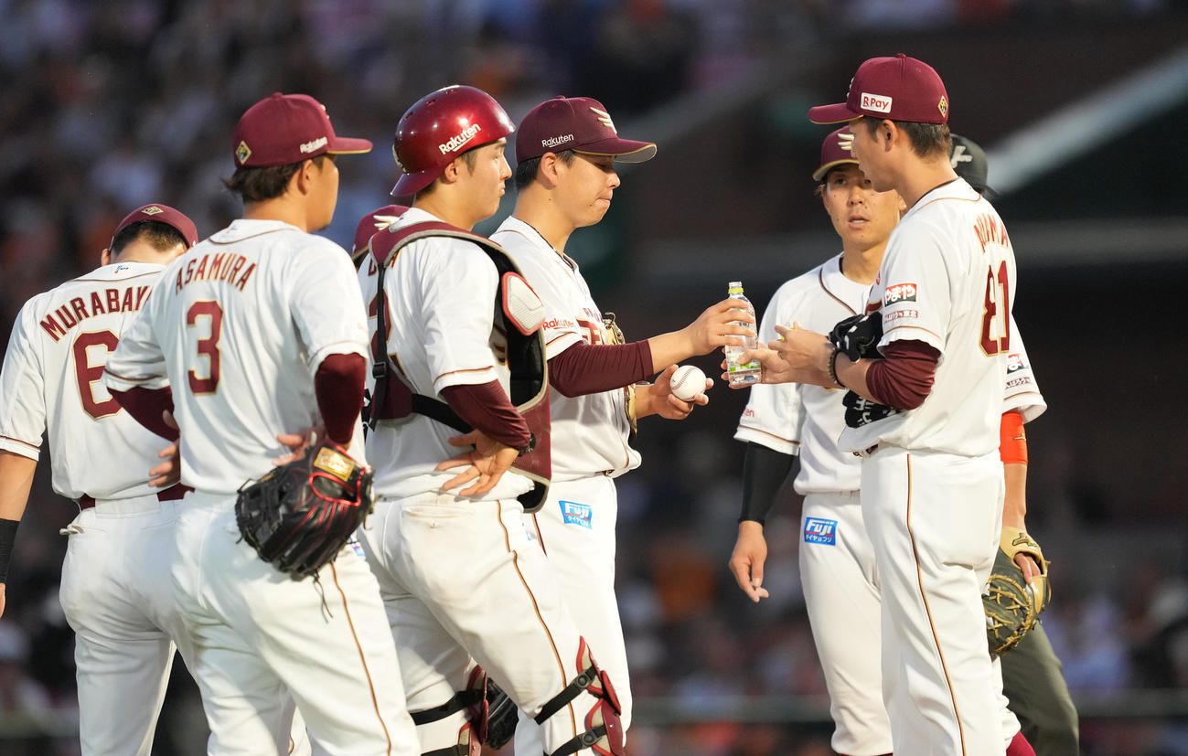 楽天対巨人　4回表巨人1死満塁、ピンチの場面でマウンドに集まったナイン、コーチと話す藤井（中央）（撮影・菅敏）