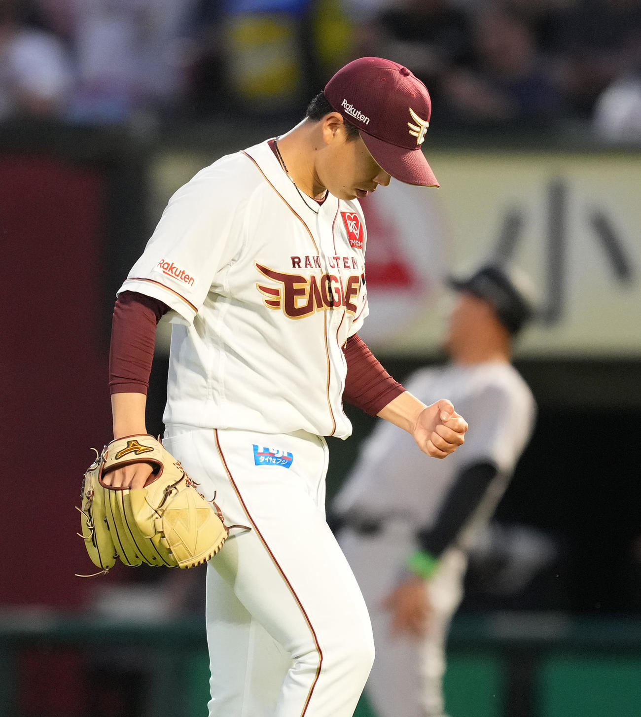 楽天対巨人　4回表巨人1死満塁、ピンチの場面で長野を遊併殺打に仕留め、ガッツポーズを見せる藤井（撮影・菅敏）