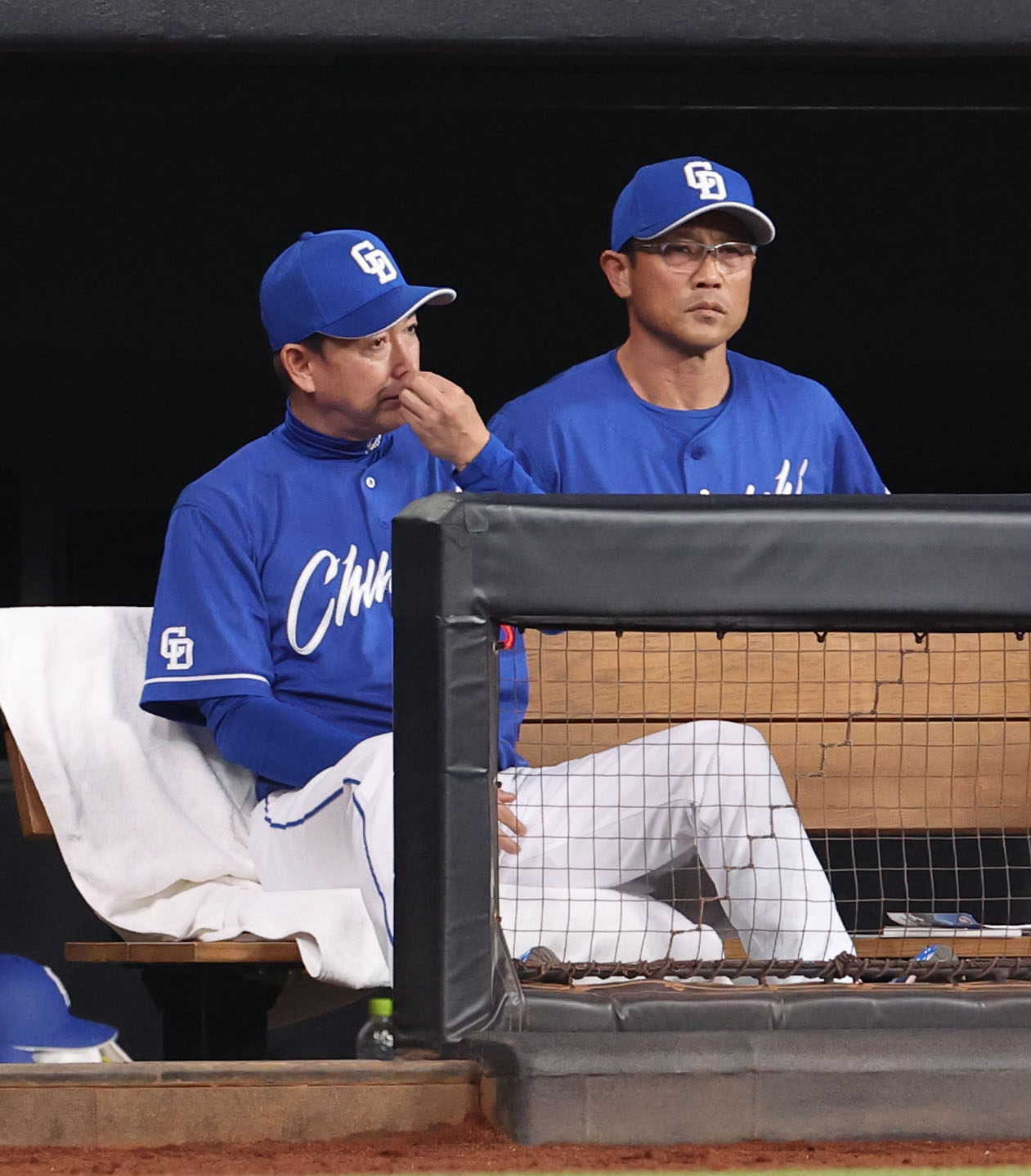日本ハム対中日　7回裏日本ハム1死二塁、郡司に右前適時打を打たれベンチで険しい表情を見せる立浪監督（撮影・佐藤翔太）