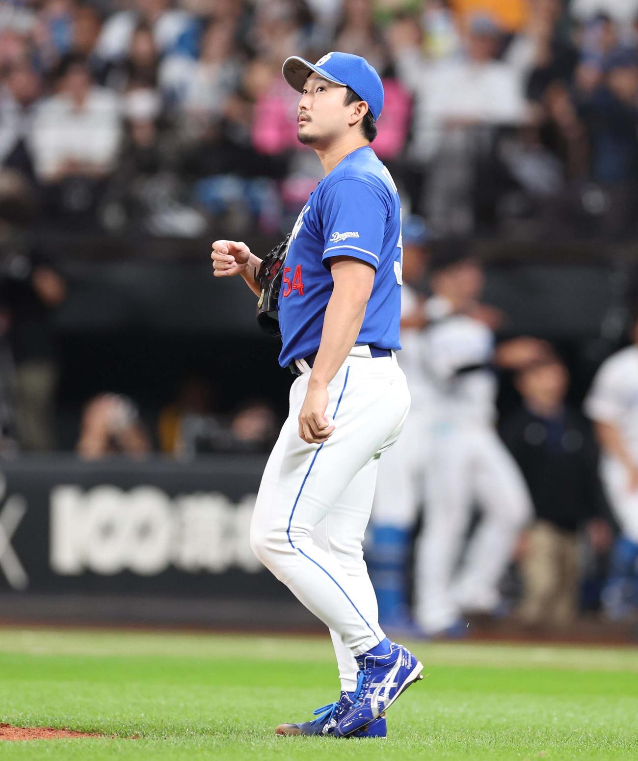 日本ハム対中日　6回裏日本ハム無死三塁、マルティネスに右犠飛を浴びる藤嶋（撮影・黒川智章）