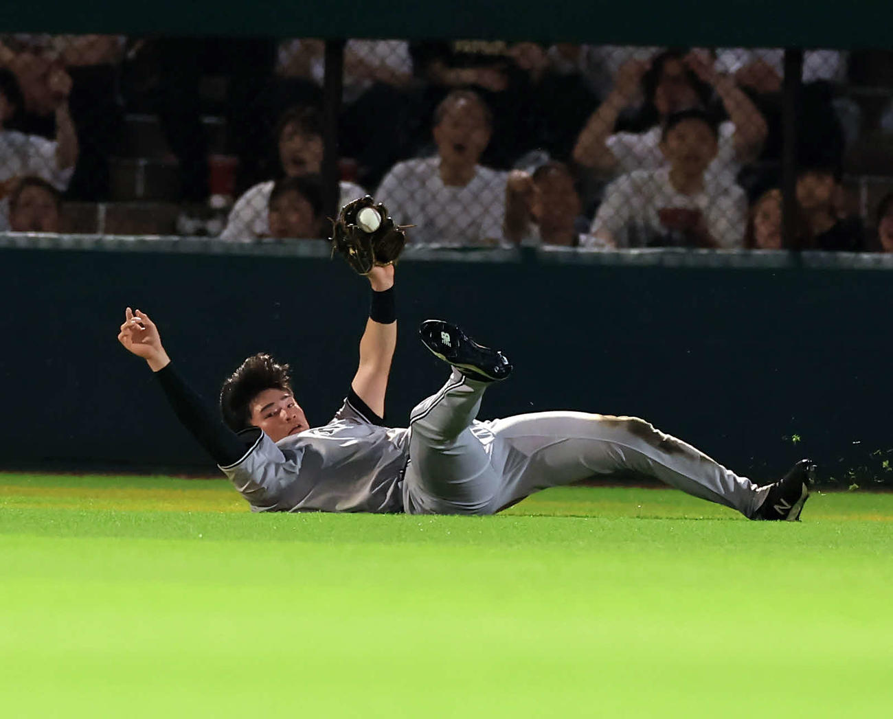 楽天対巨人　5回裏楽天無死、小深田の打球を好捕する萩尾（撮影・浅見桂子）