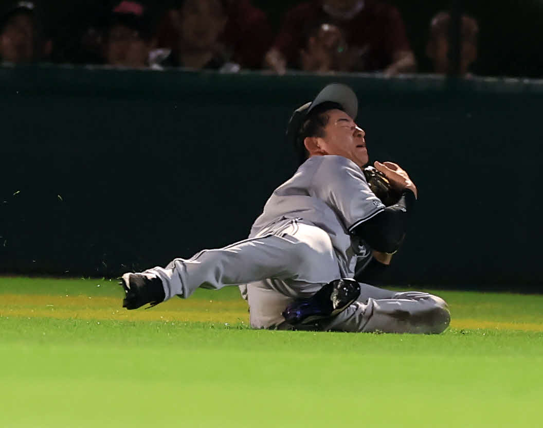 楽天対巨人　5回裏楽天無死、小深田の打球を好捕する萩尾（撮影・浅見桂子）