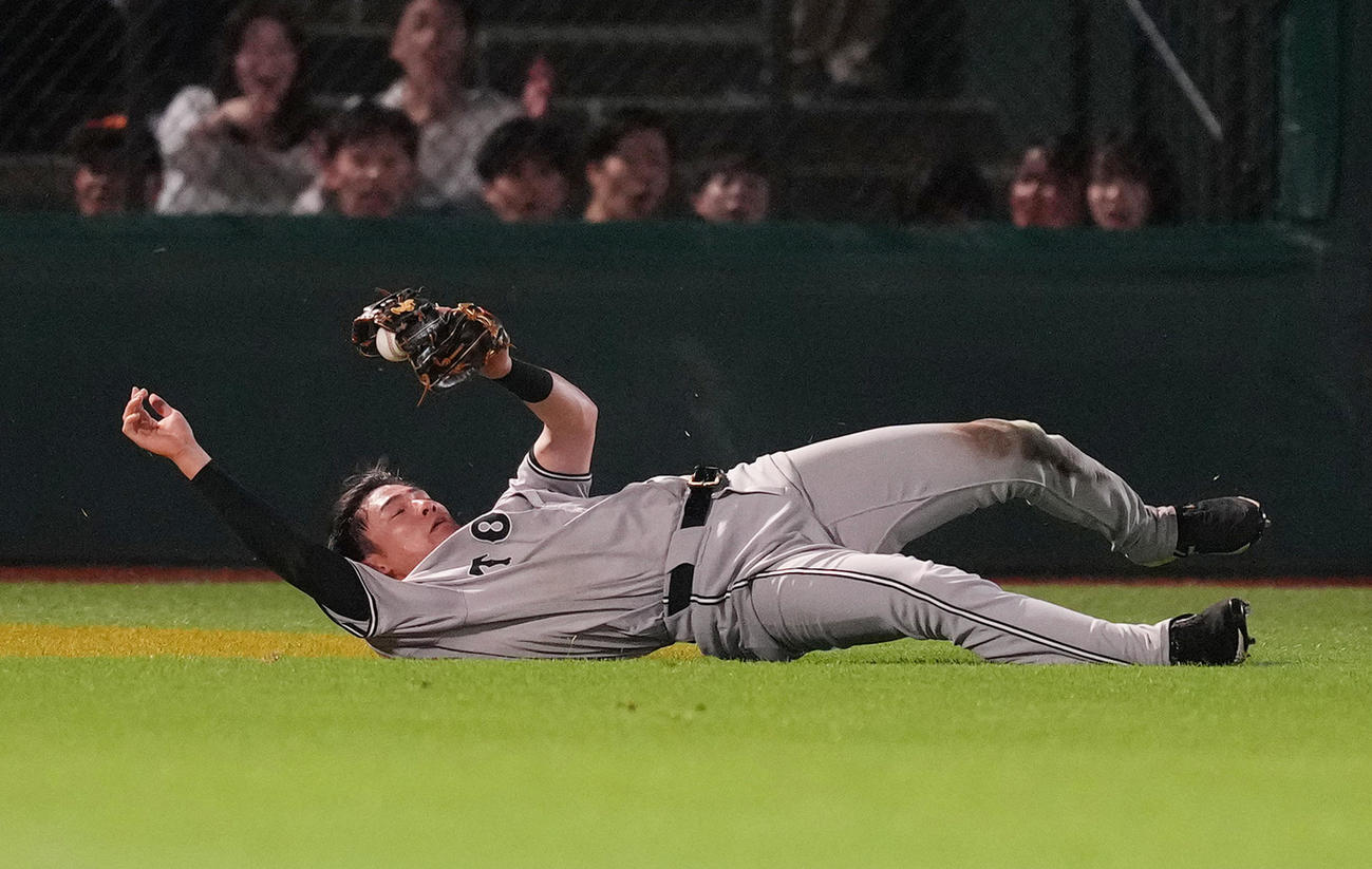 楽天対巨人　5回裏楽天無死、小深田の左飛を好捕する萩尾（撮影・菅敏）
