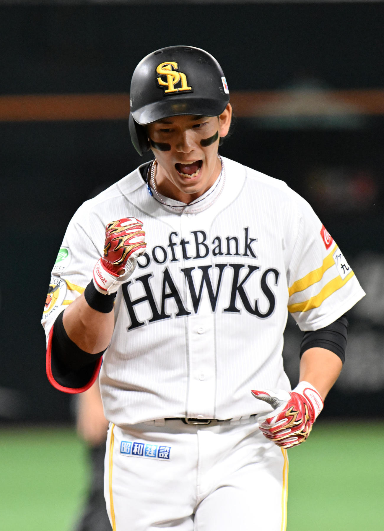 ソフトバンク対ヤクルト　4回裏ソフトバンク1死二塁、栗原は勝ち越し適時打を放ちガッツポーズ（撮影・林敢治）
