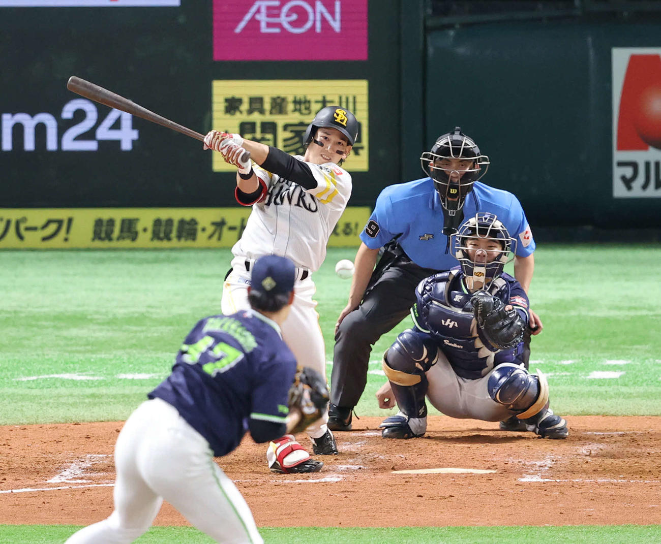 ソフトバンク対ヤクルト　4回裏ソフトバンク1死二塁、栗原は中前勝ち越し適時打を放つ（撮影・梅根麻紀）
