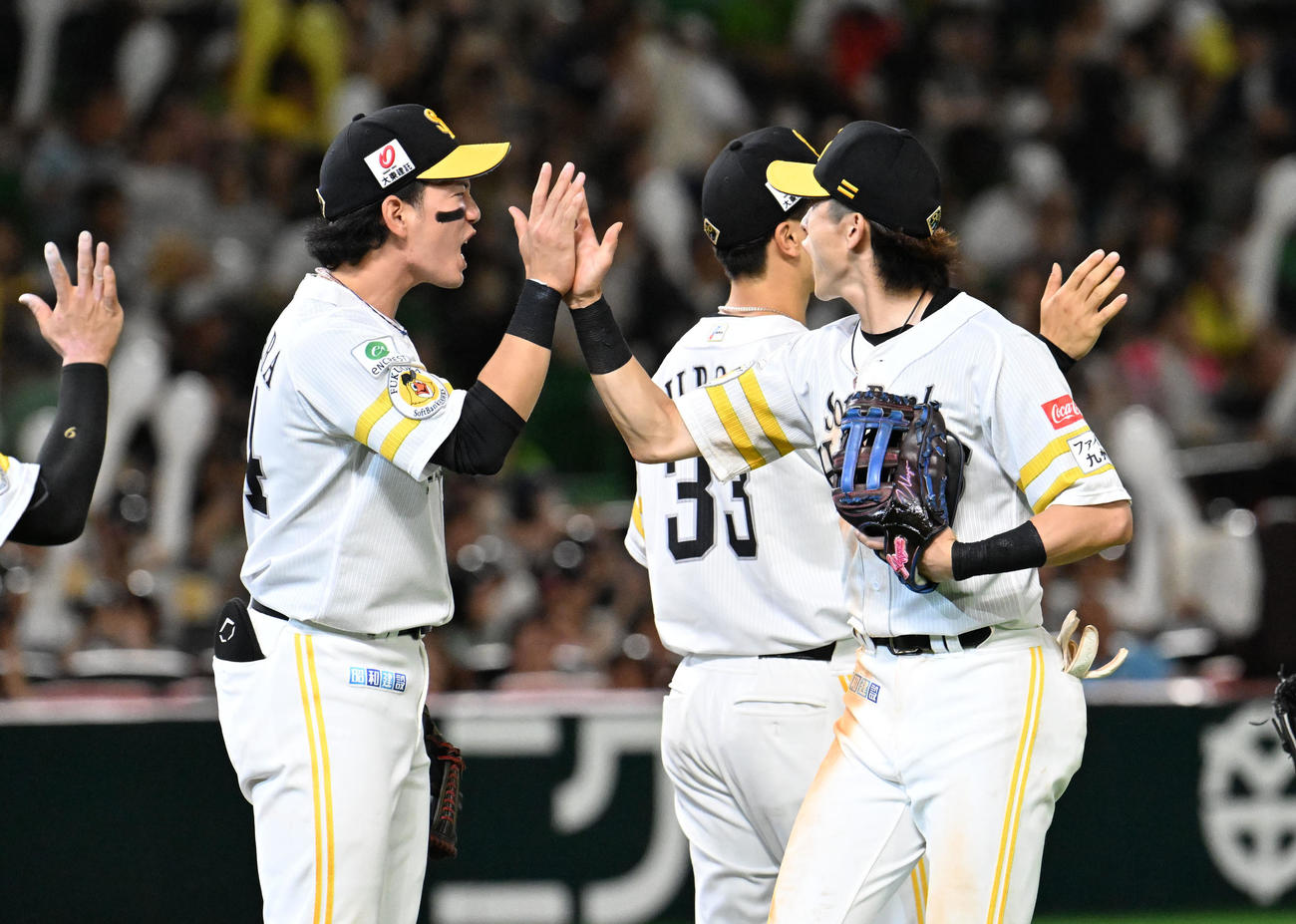 ソフトバンク対ヤクルト　勝利を収め栗原（左）とタッチを交わす周東（右）（撮影・林敢治）