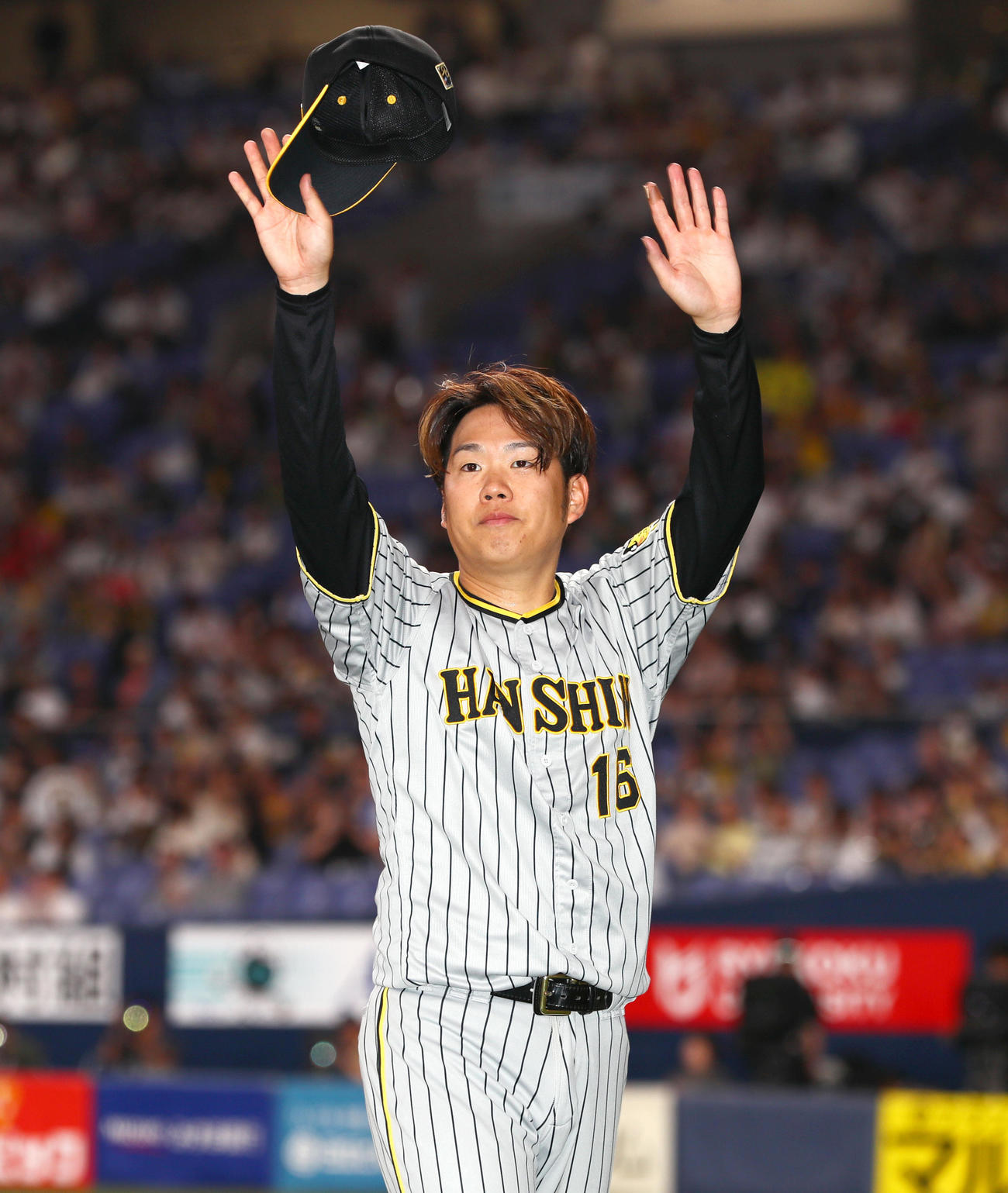 オリックス対阪神　ファンの歓声に手を振って応える阪神西勇（撮影・上山淳一）