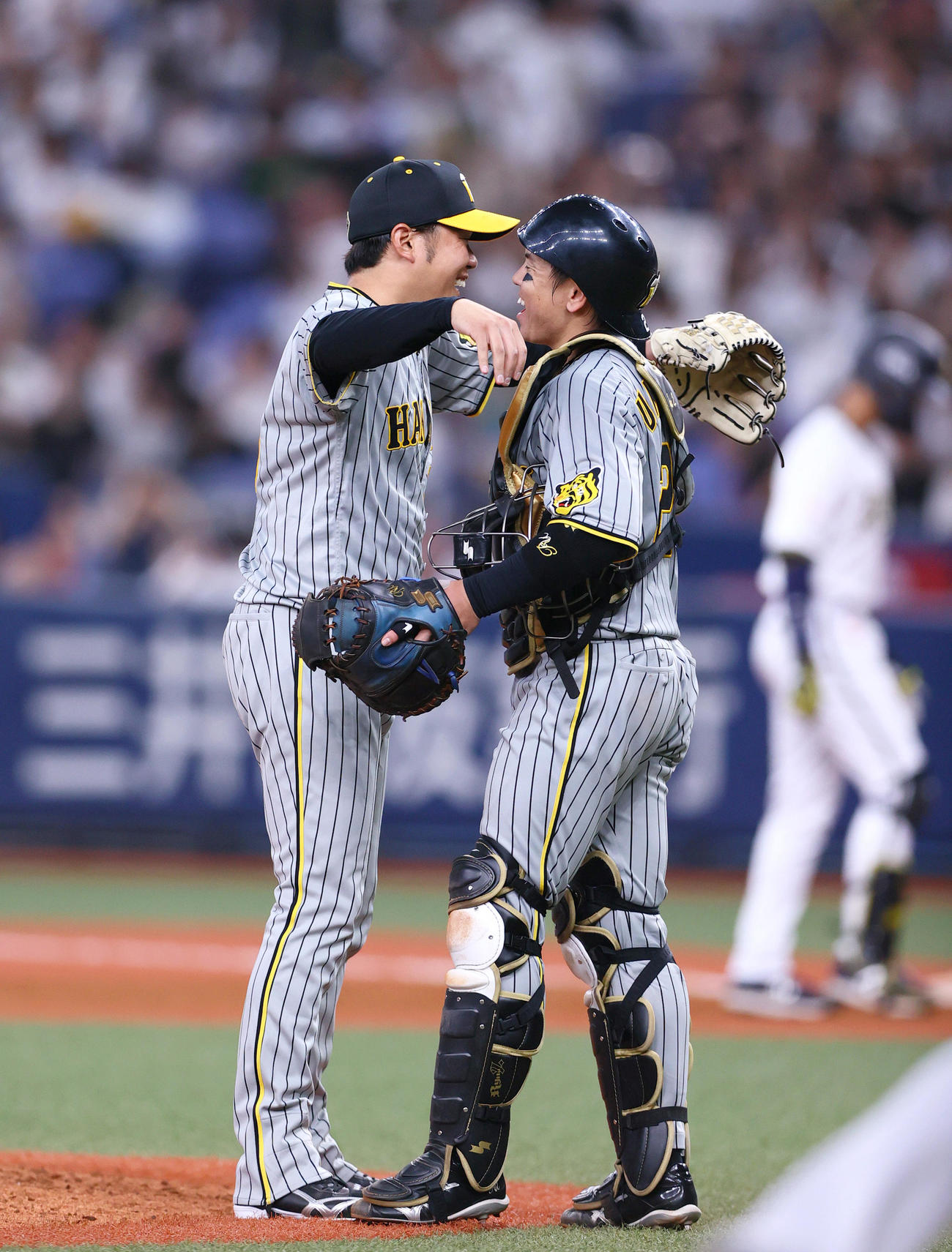 オリックス対阪神　阪神西勇（左）はオリックス打線を完封し捕手梅野と抱き合って喜ぶ（撮影・上山淳一）