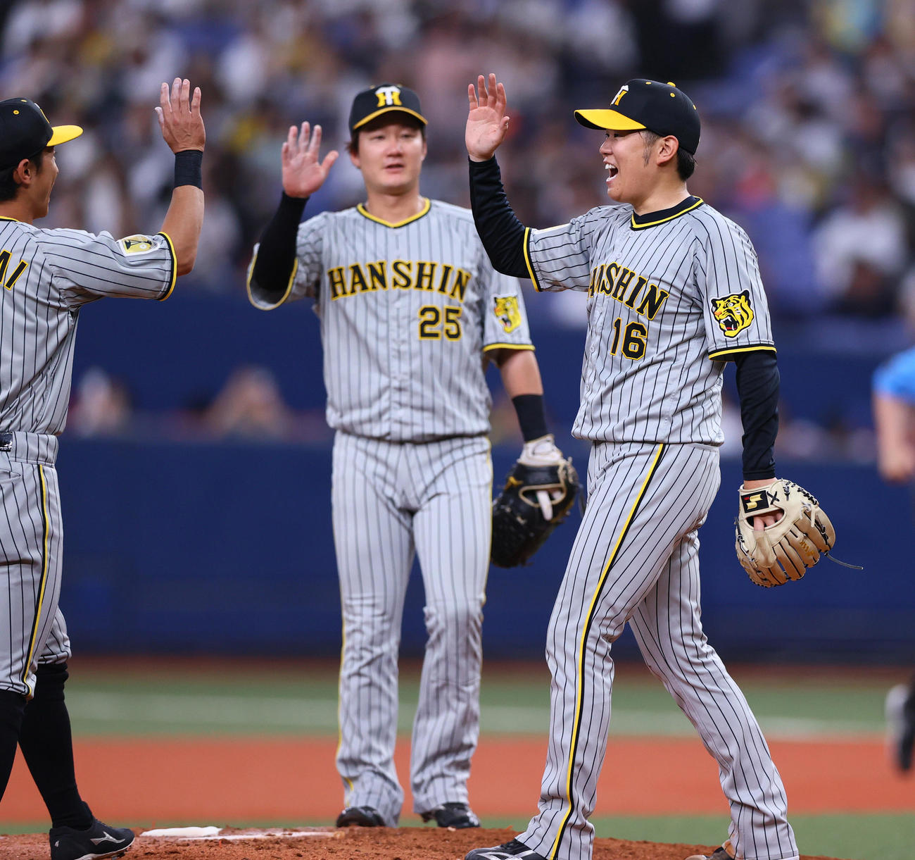オリックス対阪神　阪神西勇（右）はオリックス打線を完封で勝利しナインとタッチをかわす（撮影・上山淳一）
