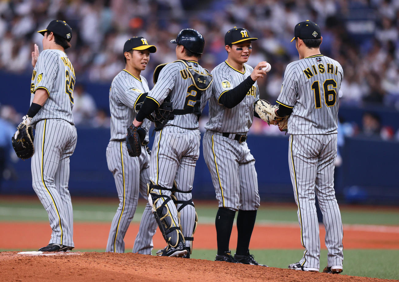 オリックス対阪神　阪神西勇（右）はオリックス打線を完封で勝利し森下（左から4人目）からウイニングボールを受け取る（撮影・上山淳一）