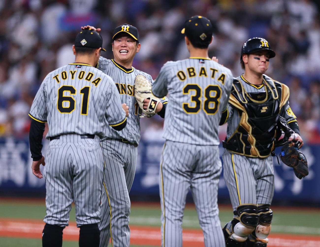 オリックス対阪神　阪神西勇（右から2人目）はオリックス打線を完封で勝利し仲間たちと喜ぶ（撮影・上山淳一）