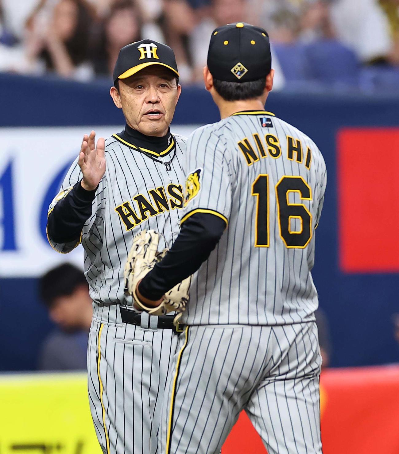オリックス対阪神　オリックスに完封勝利した西勇（右）をハイタッチで出迎える岡田監督（撮影・上田博志）