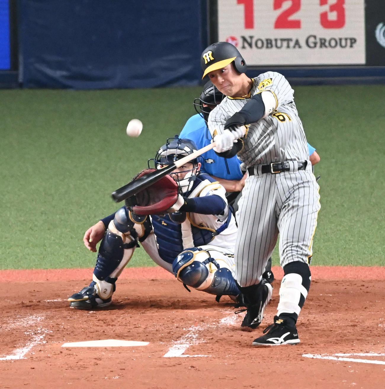 オリックス対阪神　4回表阪神1死一塁、豊田は左二塁打を放つ（撮影・前岡正明）