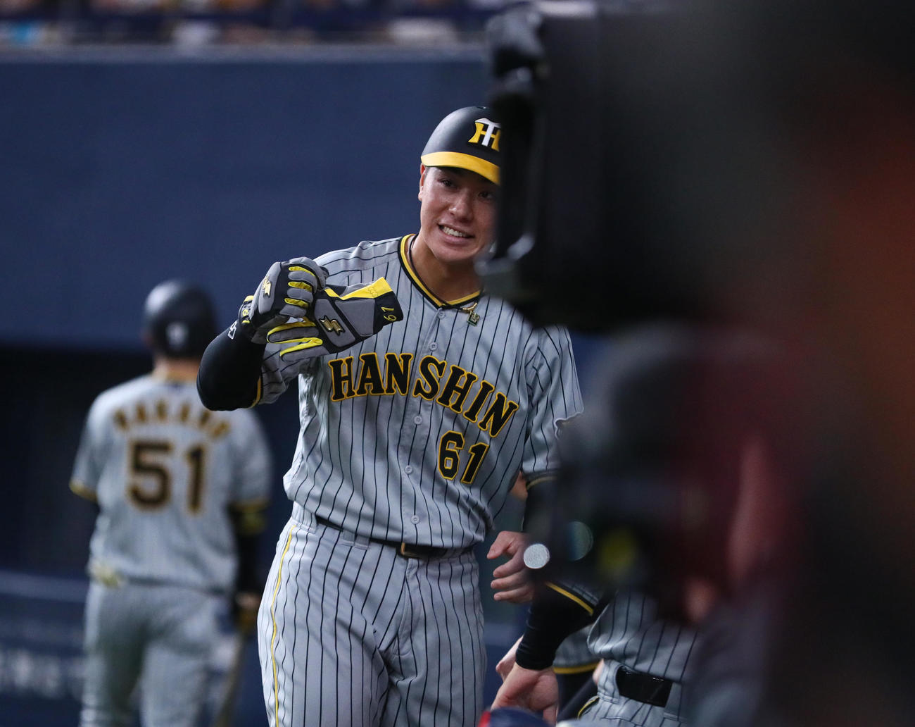 オリックス対阪神　4回表阪神1死一、三塁、豊田は木浪の右適時二塁打で生還し仲間から出迎えられる（撮影・上山淳一）