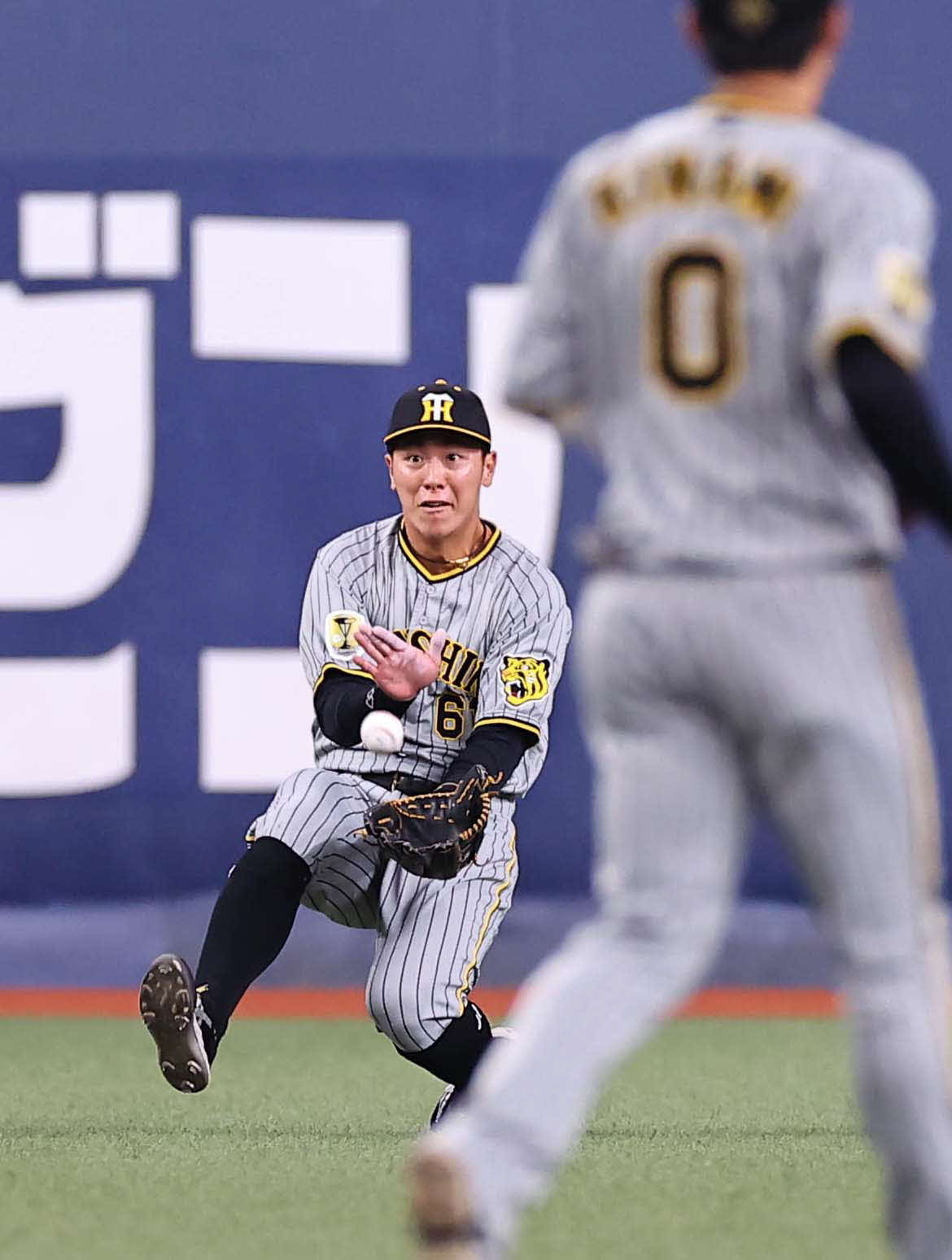 オリックス対阪神　1回裏オリックス無死、豊田は来田の飛球を捕れずエラー（撮影・上田博志）