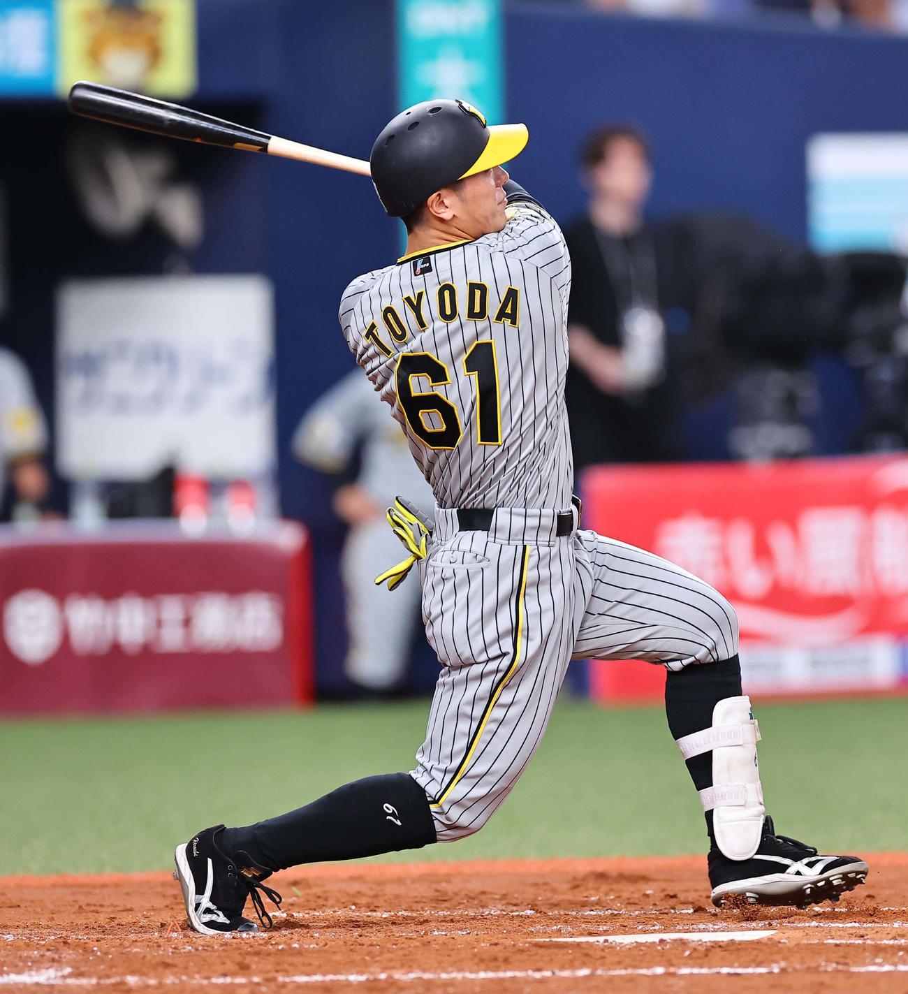 オリックス対阪神　4回表阪神1死一塁、豊田はフェンス直撃の二塁打を放つ（撮影・上田博志）