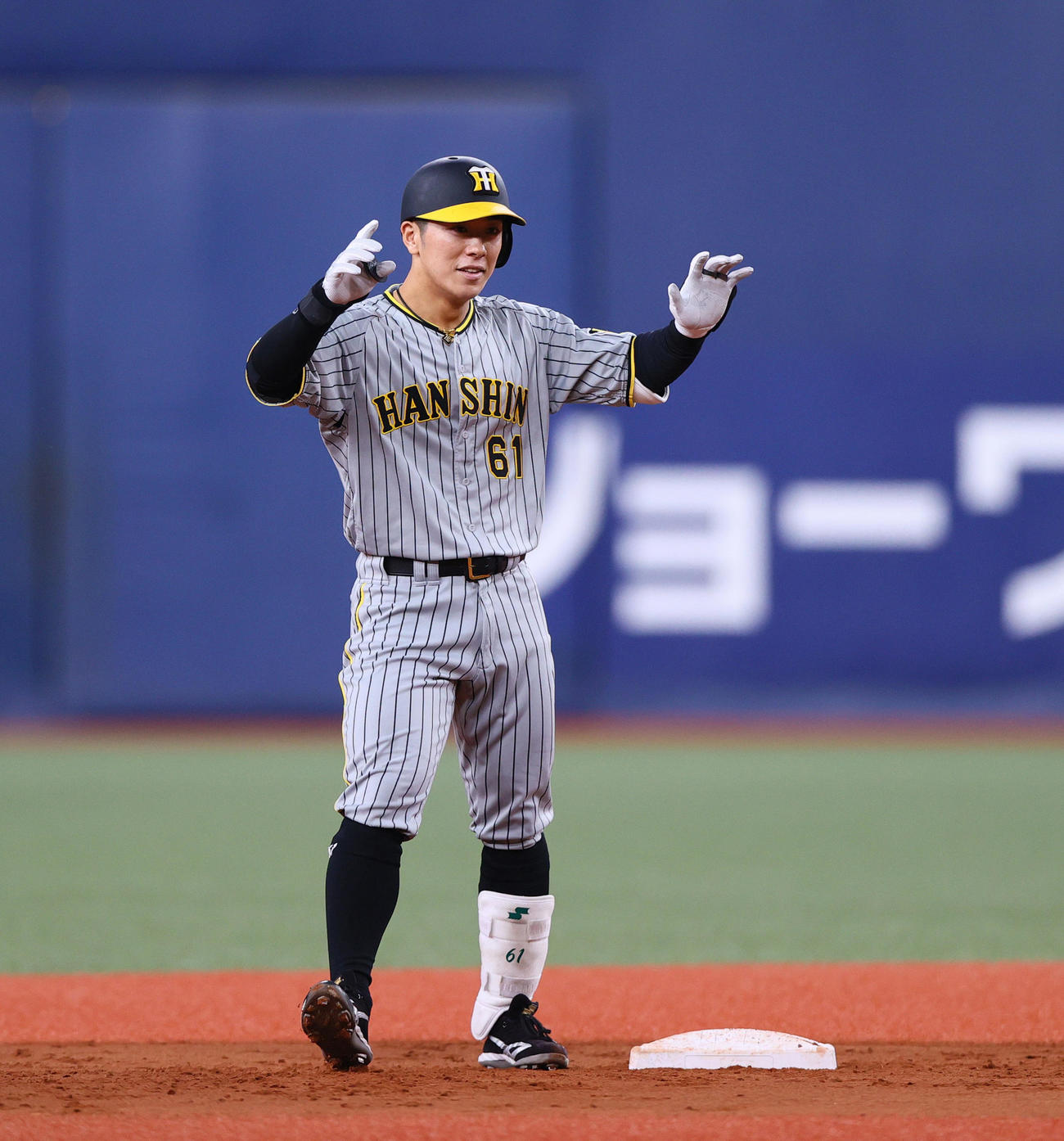 オリックス対阪神　4回表阪神1死一塁、豊田は左二塁打を放ち笑顔を見せる（撮影・上山淳一）