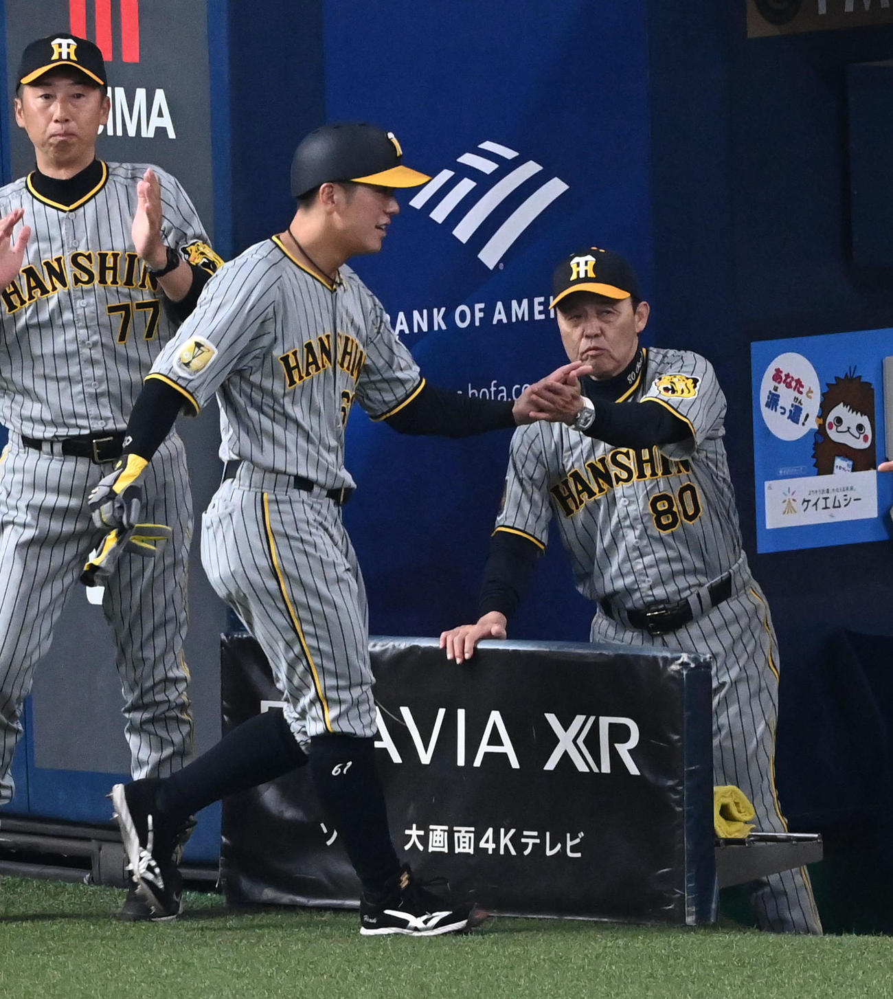 オリックス対阪神　4回表阪神1死一、三塁、木浪の右適時二塁打で生還した豊田（左）を迎える岡田監督（撮影・前岡正明）