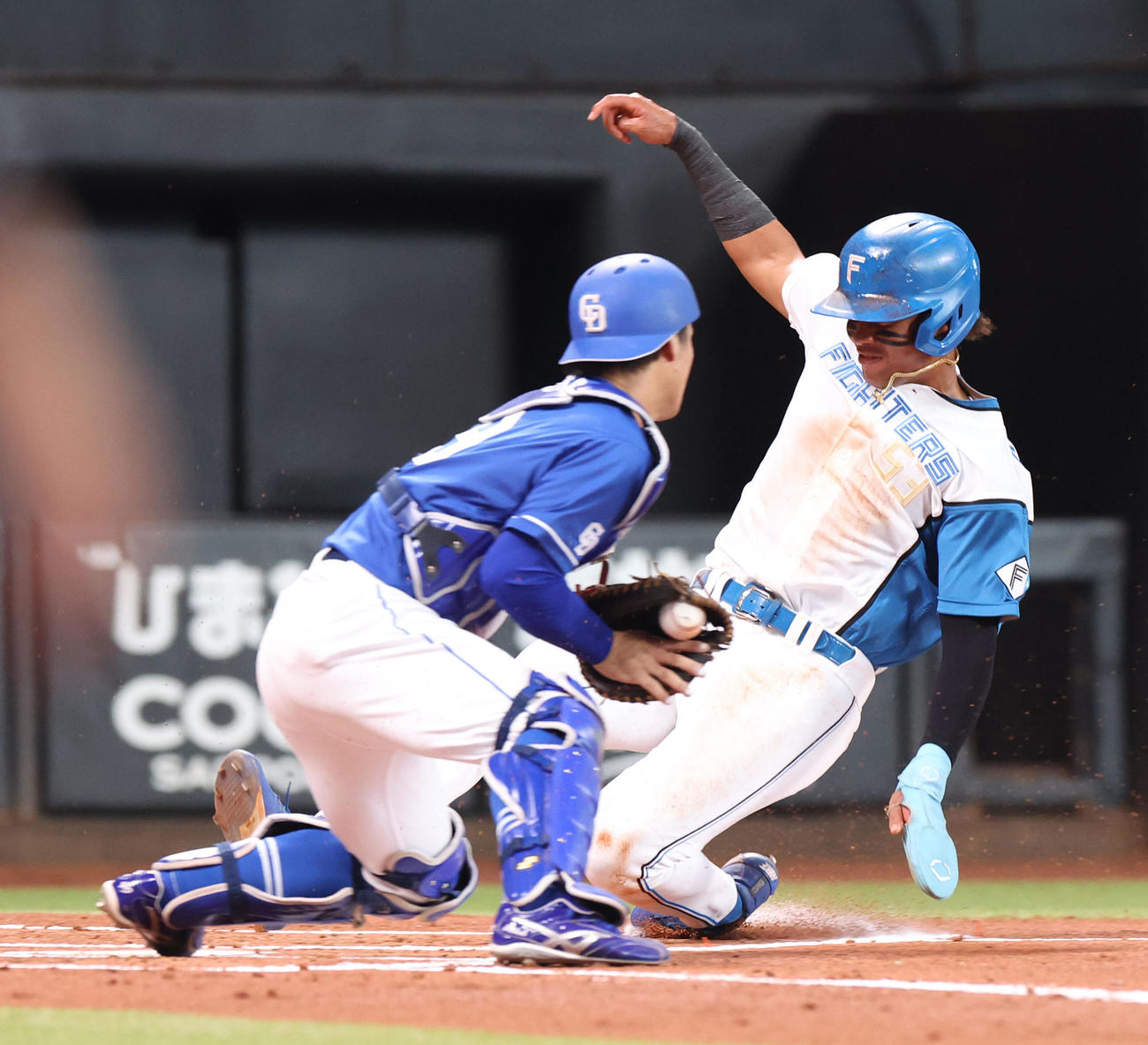 日本ハム対中日　1回裏日本ハム2死一、二塁、田宮の右前適時打で生還する水谷。捕手加藤匠（撮影・佐藤翔太）