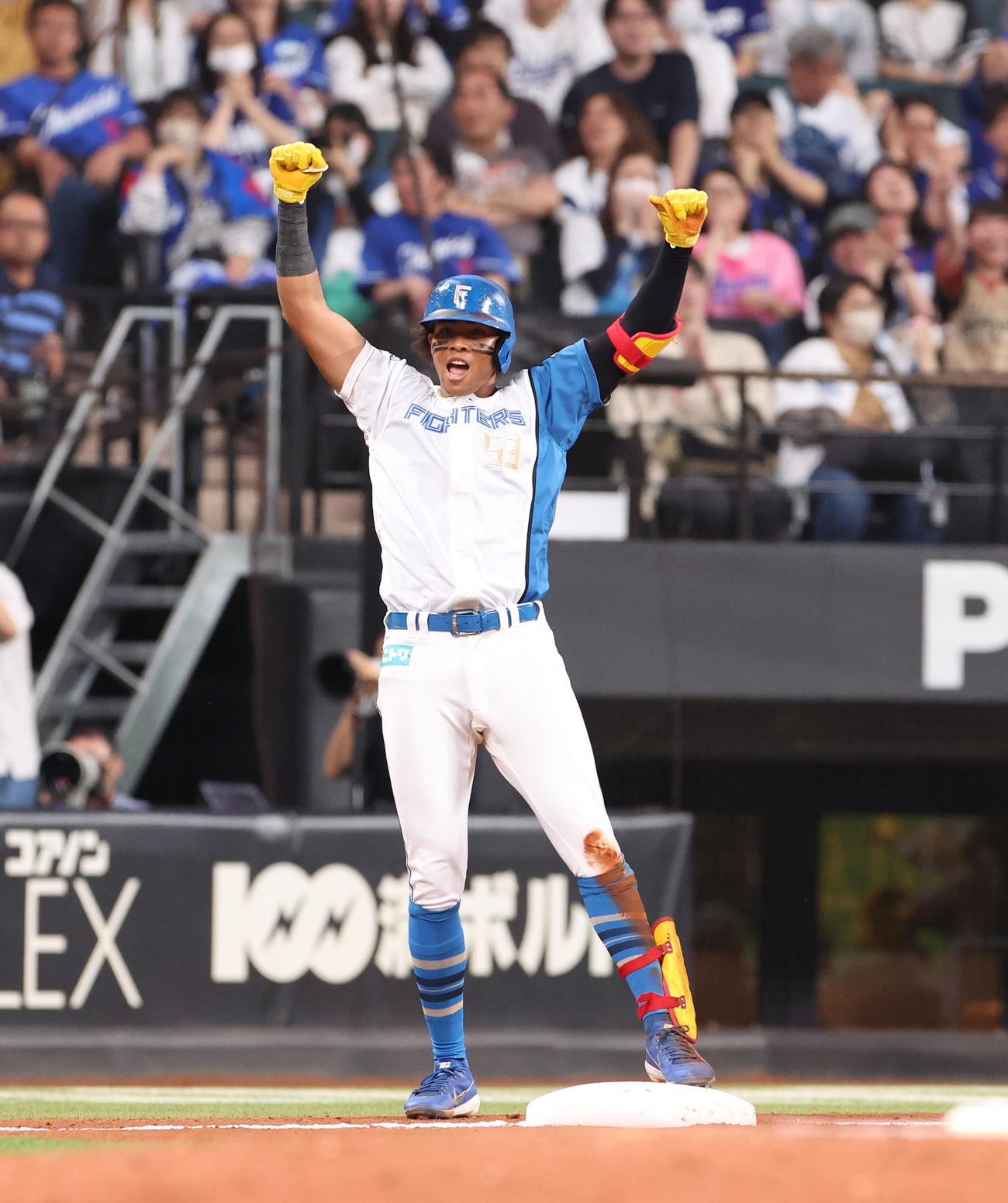 日本ハム対中日　6回裏日本ハム無死一、二塁、水谷は2点適時三塁打を放ちガッツポーズをする（撮影・佐藤翔太）