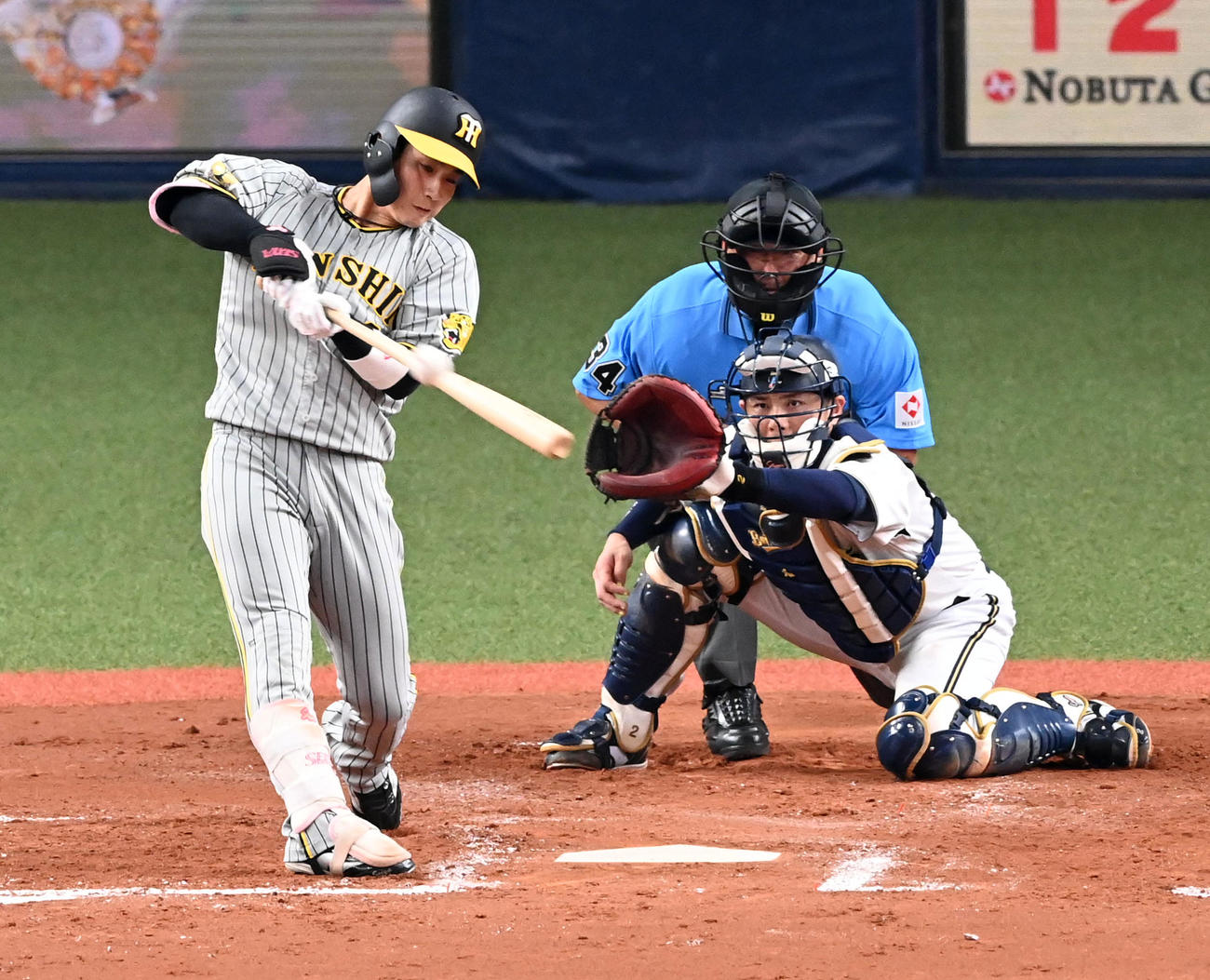 オリックス対阪神　4回表阪神1死一、三塁、木浪は右適時二塁打を放つ（撮影・前岡正明）