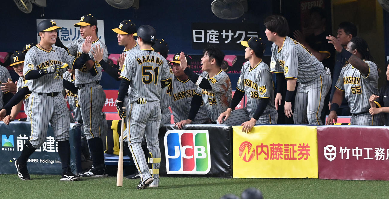 オリックス対阪神　4回表阪神1死一、三塁、木浪の右適時二塁打で生還した豊田（左）を迎える阪神ナイン（撮影・前岡正明）