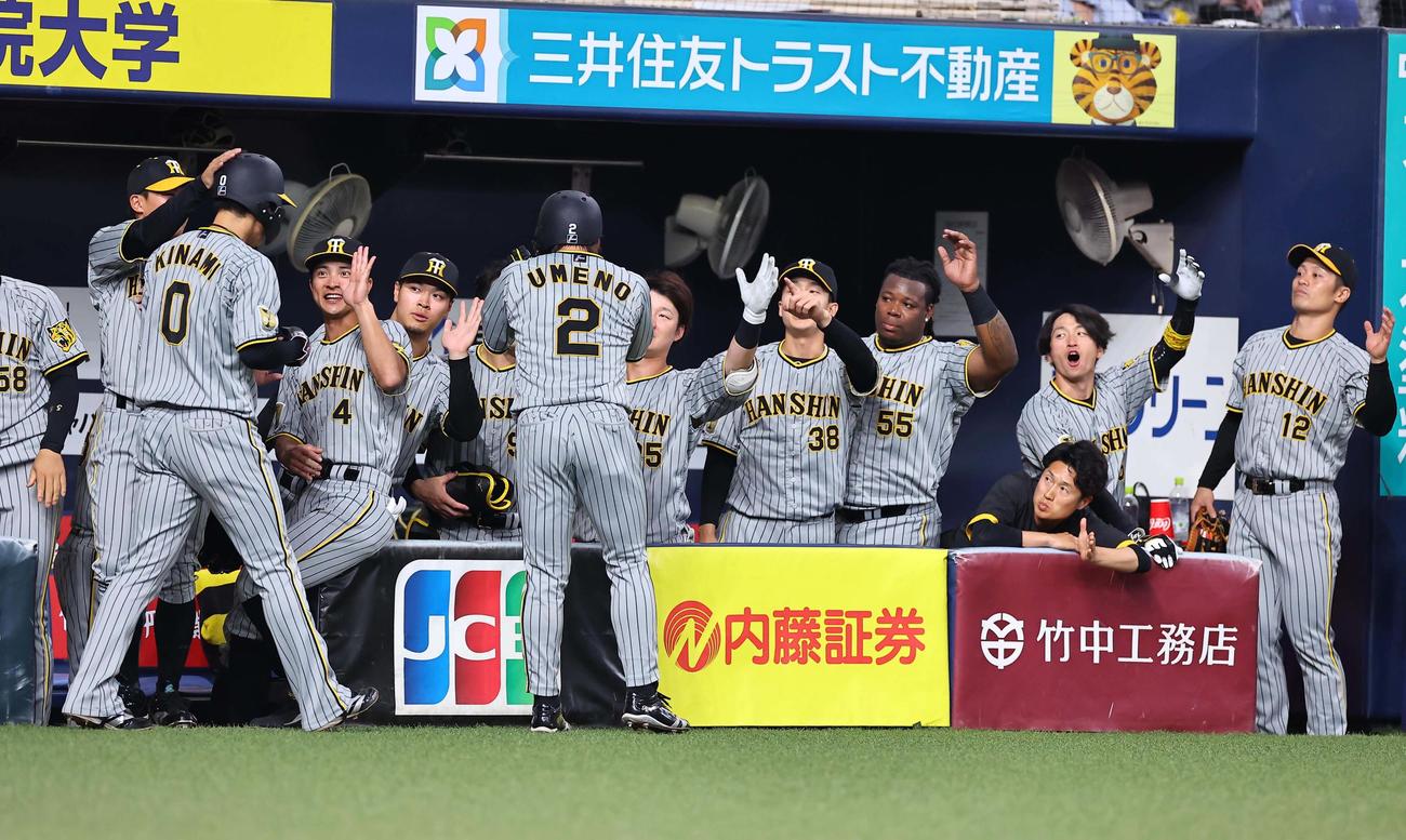 オリックス対阪神　4回表阪神1死二、三塁、森下の2点適時二塁打で生還した木浪（左）と梅野を笑顔で出迎える阪神ナイン（撮影・上田博志）