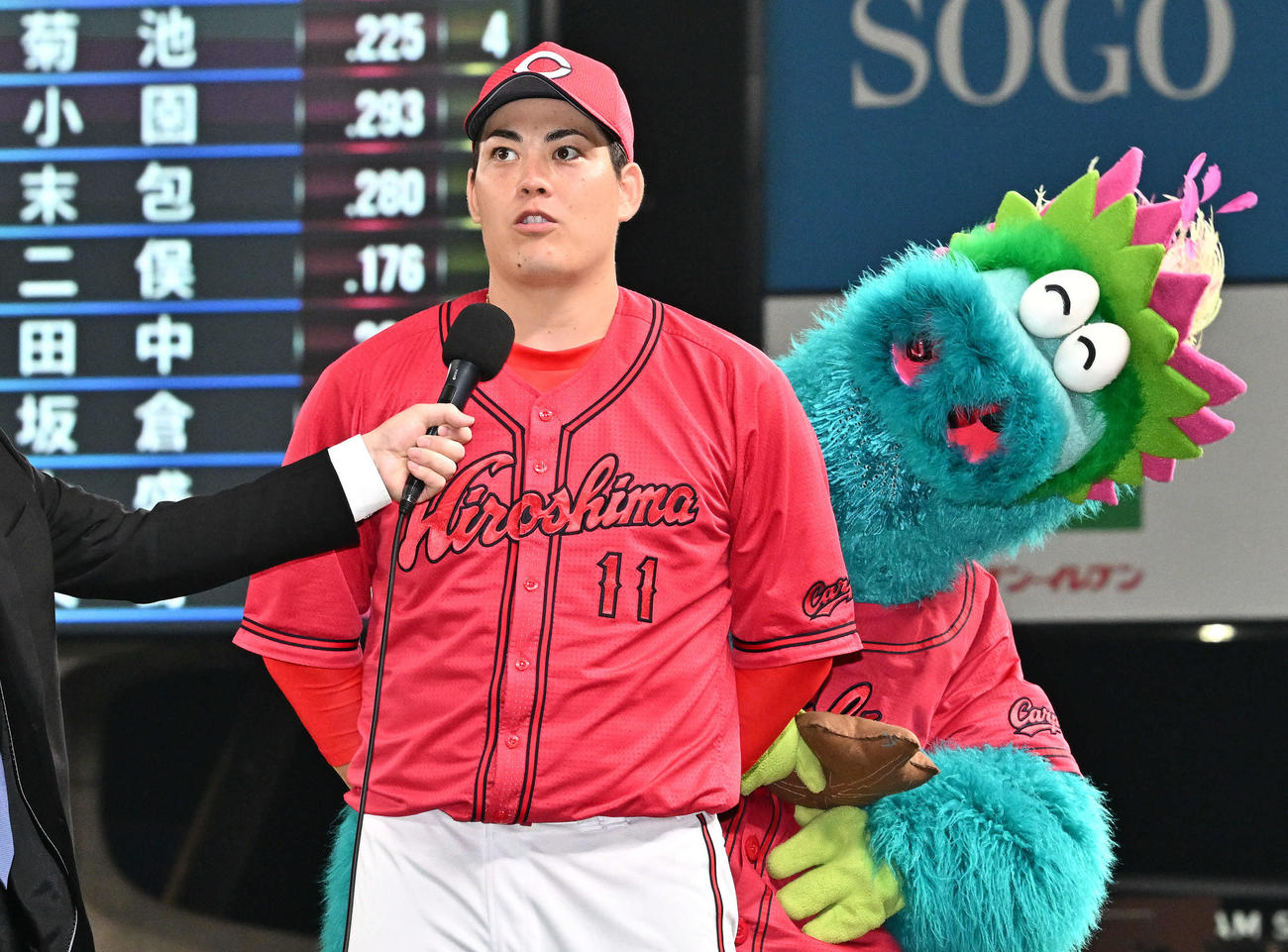 西武対広島　完封勝利しヒーローインタビューを受ける広島九里（撮影・滝沢徹郎）
