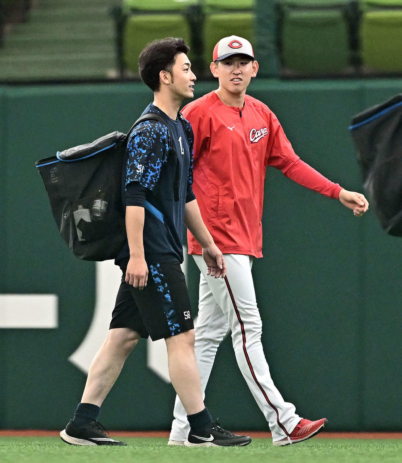 西武対広島　試合前練習で談笑する西武中村祐（左）と広島遠藤（撮影・滝沢徹郎）