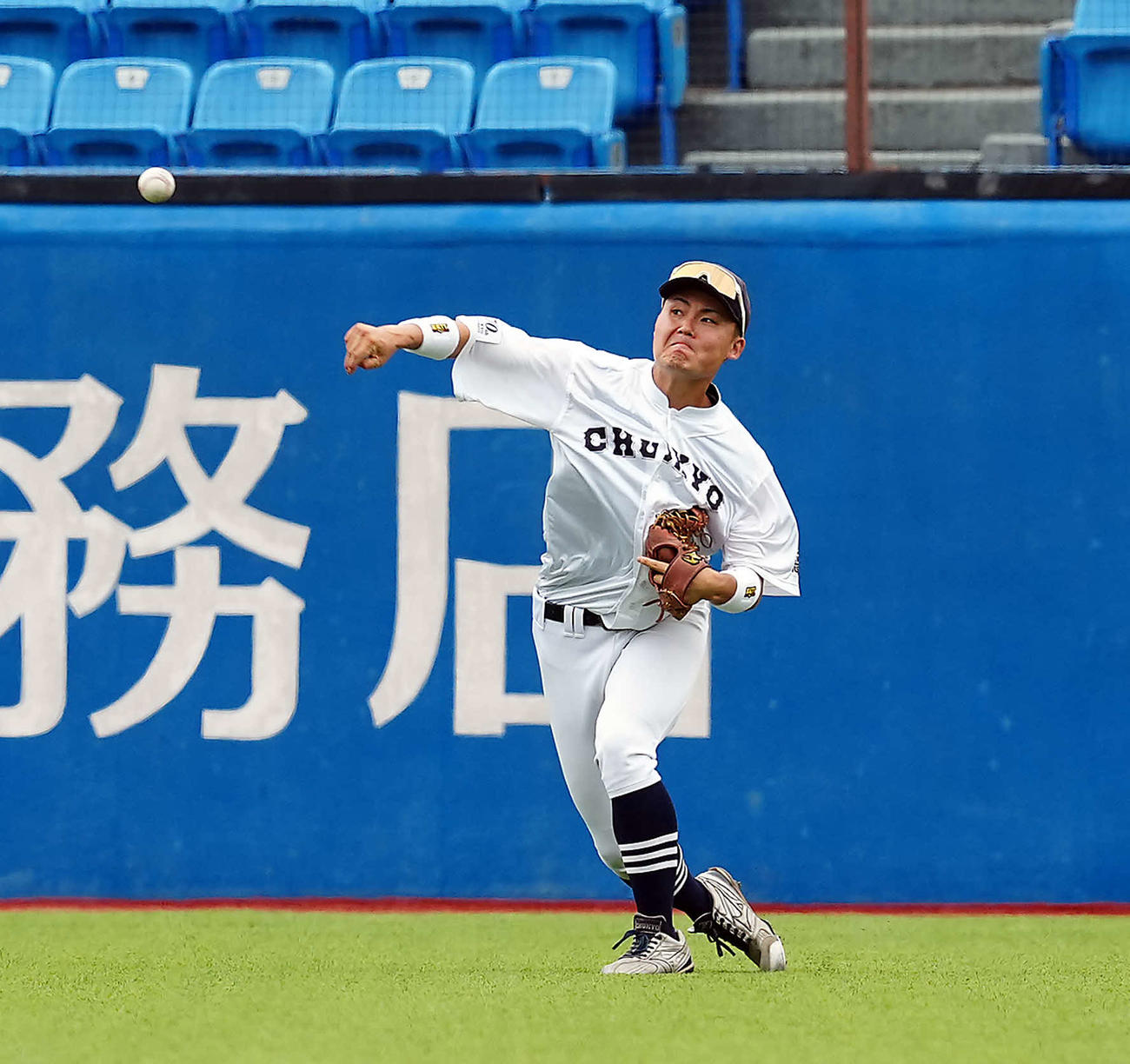 中京大対青学大　7回裏青学大無死一、三塁、大手の中飛を捕球し送球する中堅手秋山（撮影・たえ見朱実）