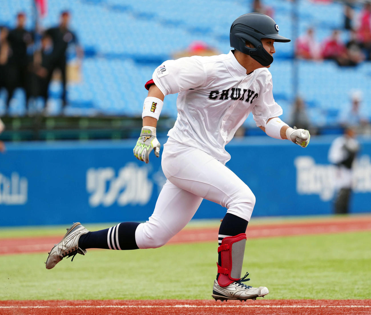 中京大対青学大　8回表中京大2死、二塁、内野ゴロに倒れたものの一塁へ向かって激走する秋山（撮影・たえ見朱実）