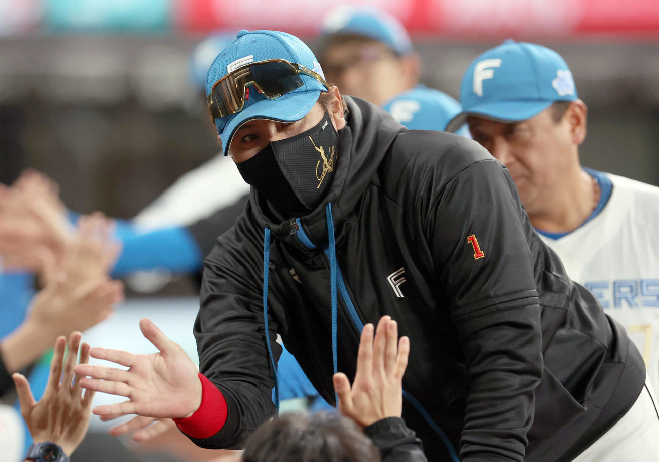 日本ハム対中日　試合終了後、笑顔で勝利を喜ぶ新庄監督（撮影・佐藤翔太）