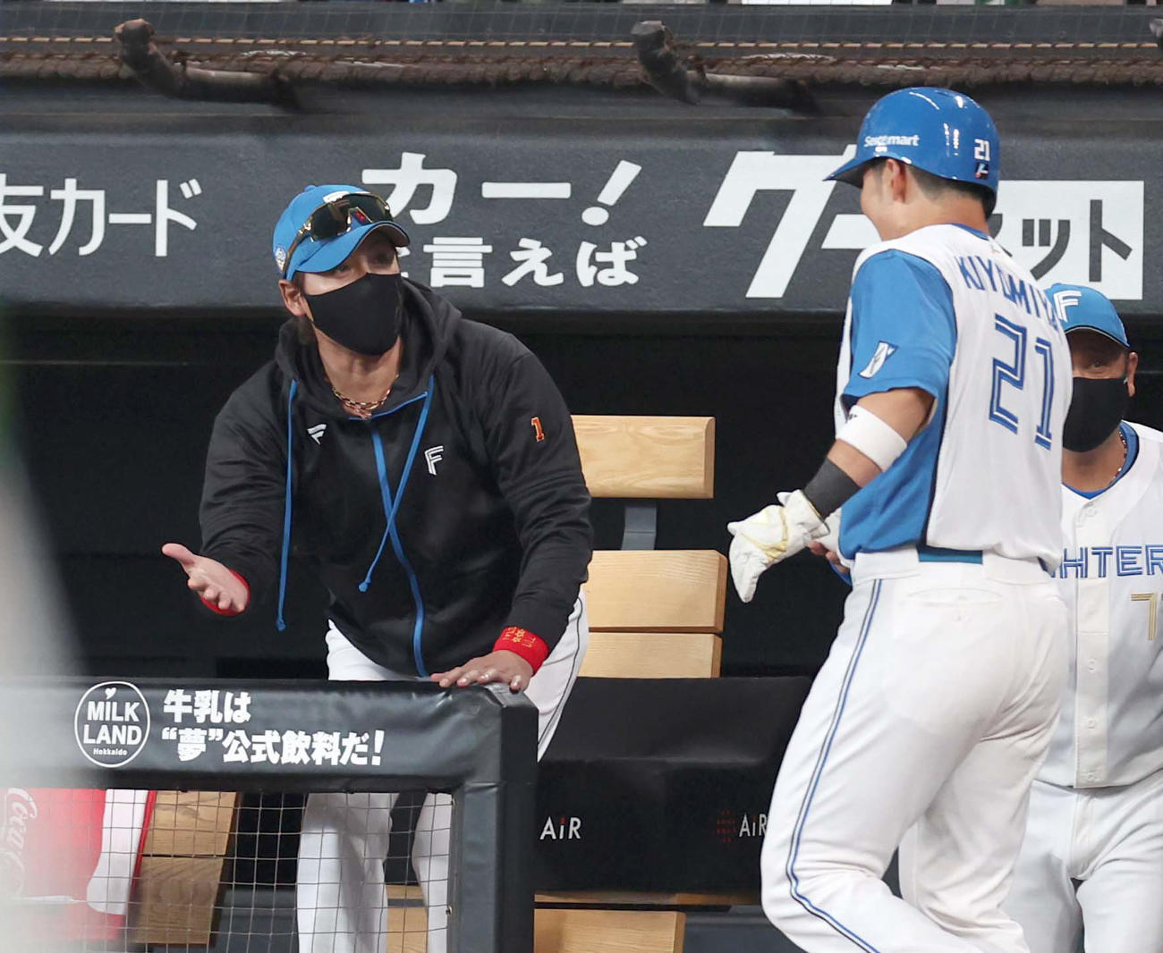 日本ハム対中日　1回裏、生還した清宮を出迎える新庄監督（撮影・黒川智章）