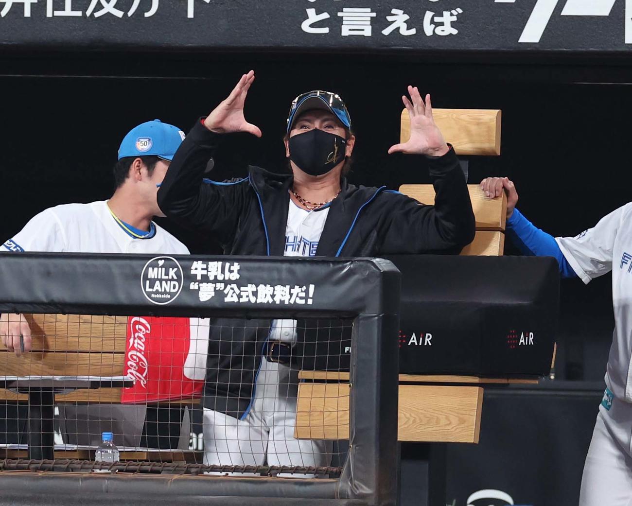 日本ハム対中日　4回裏、ファウルボールがベンチに飛び込み驚いた表情の新庄監督（撮影・黒川智章）