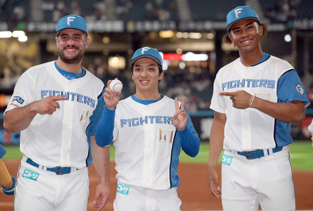 日本ハム対中日　移籍後初勝利を挙げた日本ハム山本拓（中央）を祝福するマルティネスと水谷（撮影・佐藤翔太）