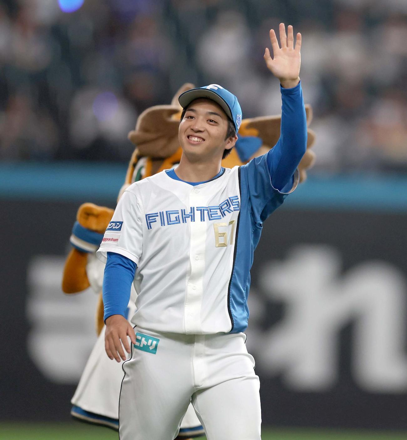 日本ハム対中日　試合後、スタンドに手を振る山本拓（撮影・黒川智章）