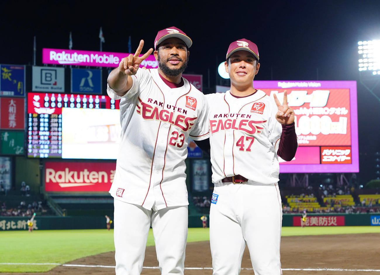 交流戦優勝までマジック2となり、ポーズをとる楽天フランコ（左）と藤井（撮影・菅敏）